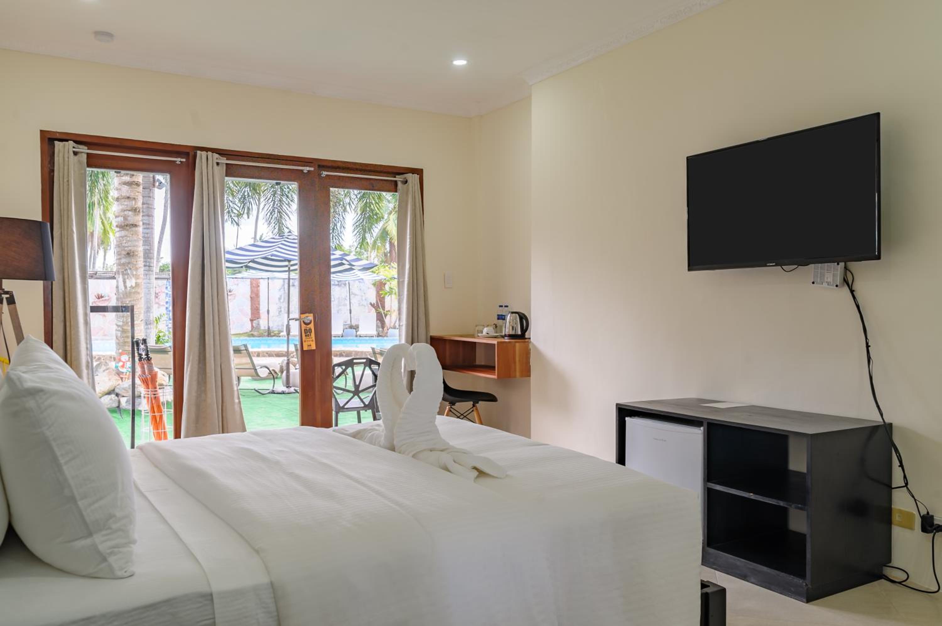 Double Room with Pool View - Photo 5