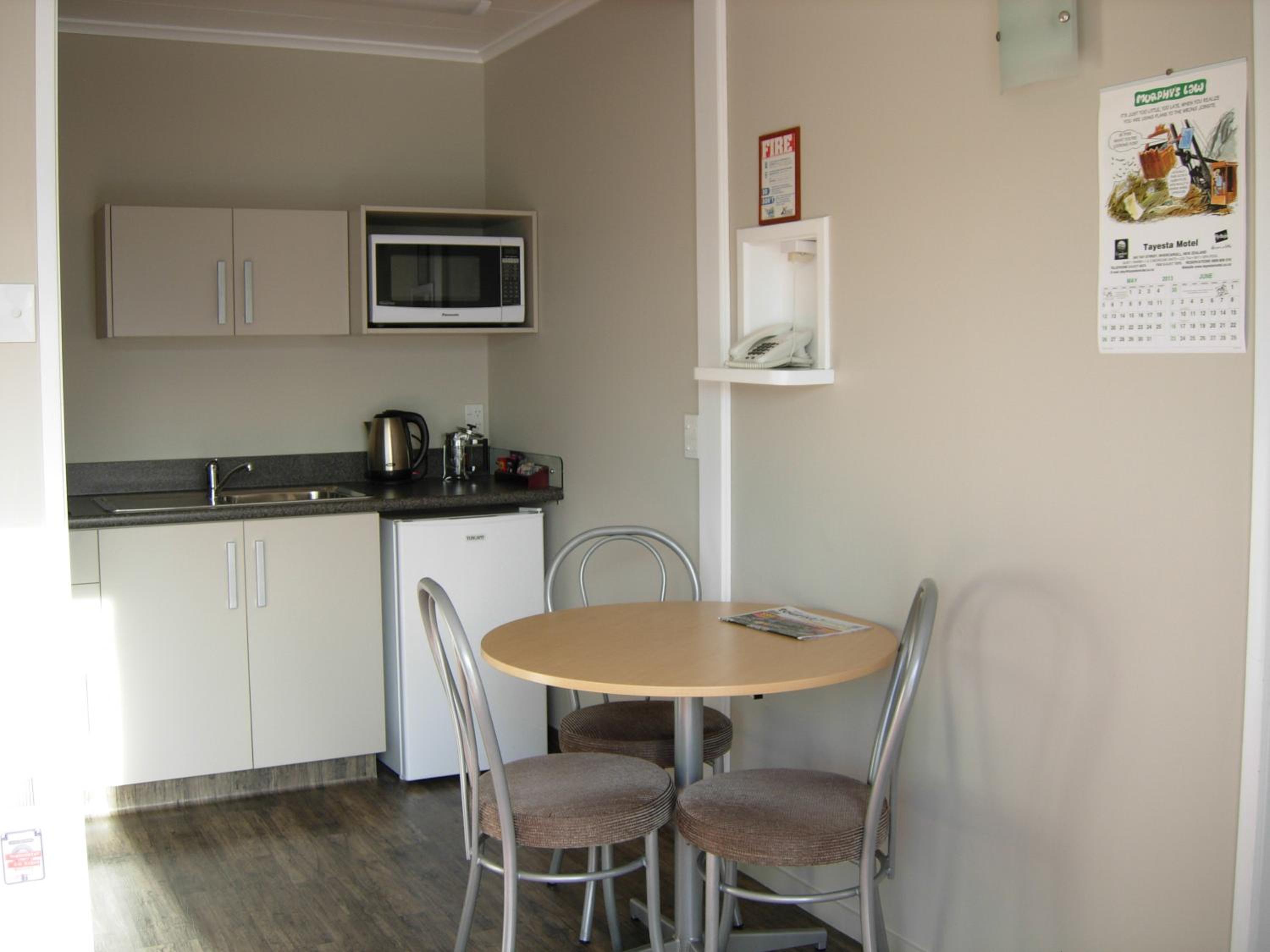 One Bedroom Suite with One Single Bed and One Queen Bed - Full Kitchen - Photo 21
