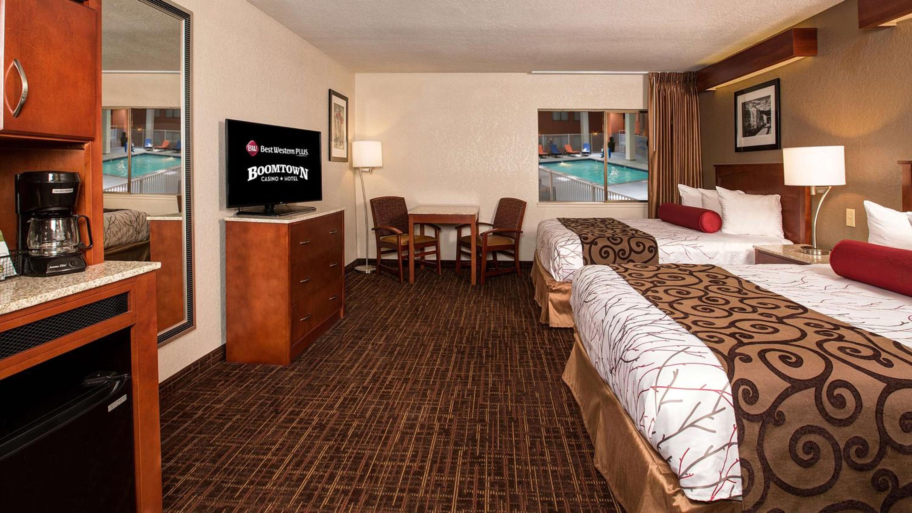 Queen Room with Two Queen Beds and View - Non-Smoking - Photo 2