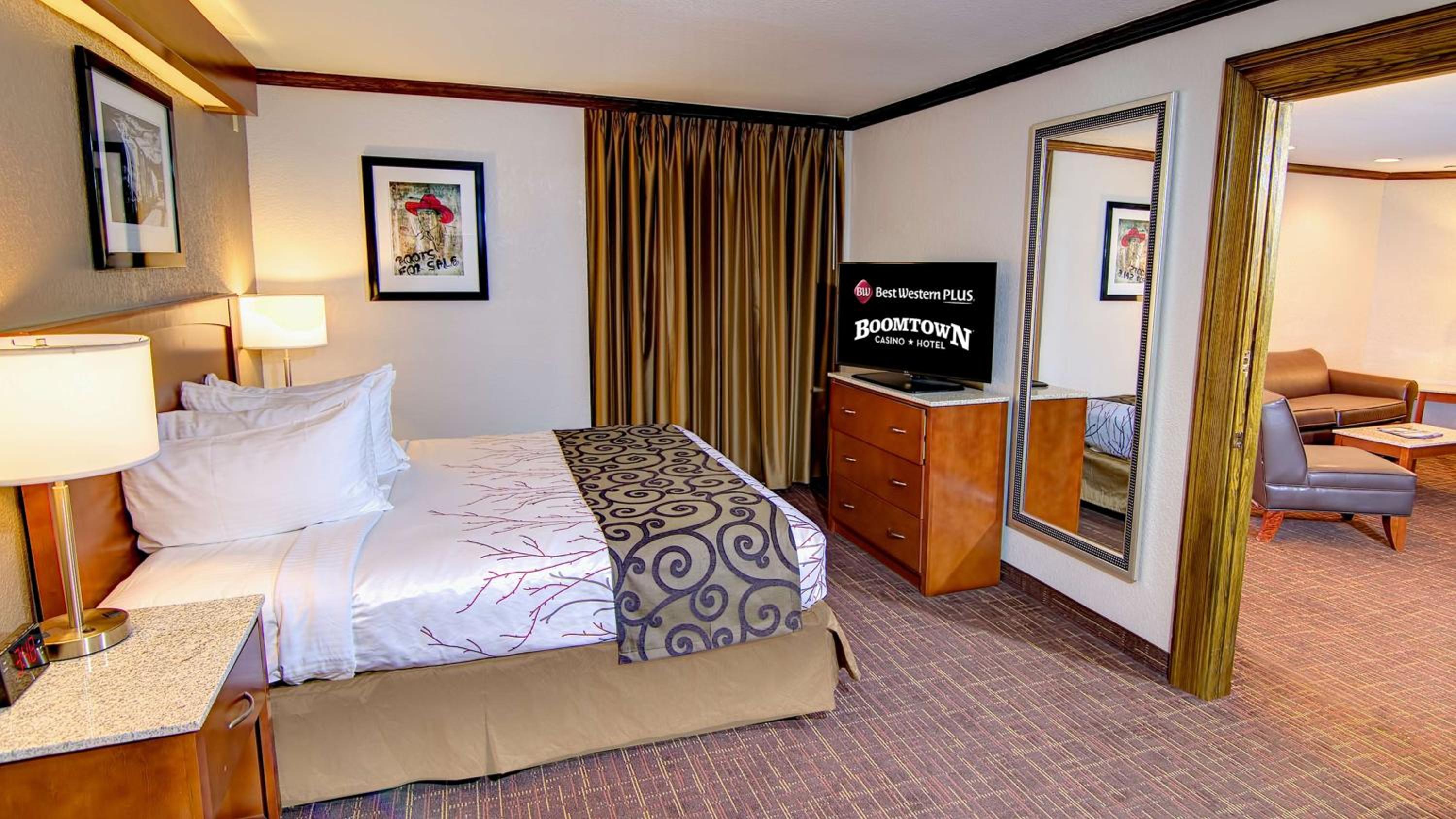 One Bedroom King Suite - Non-Smoking - Photo 3