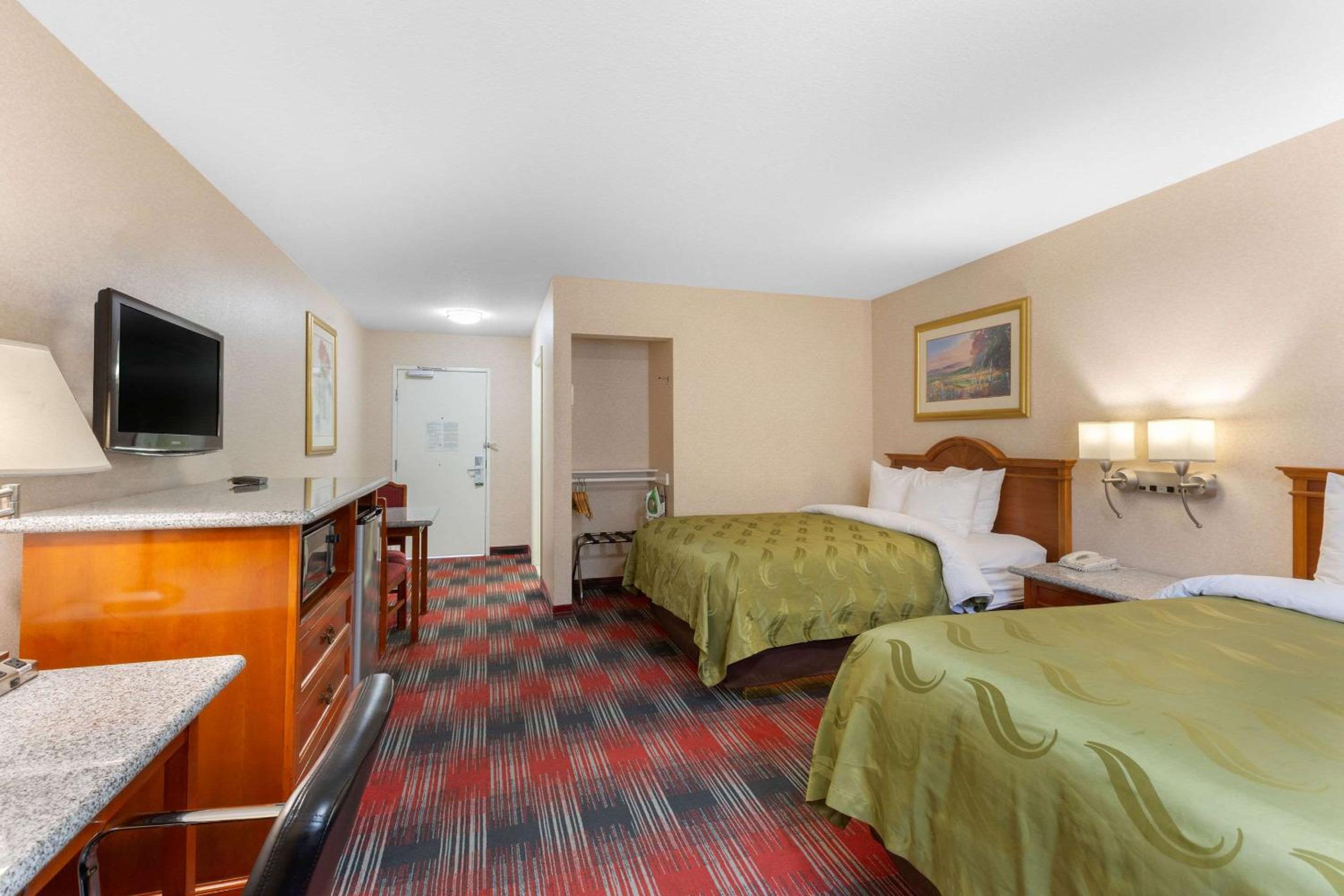 Accessible Room, 2 Queen Beds, Roll-In Shower, Non Smoking photo 3