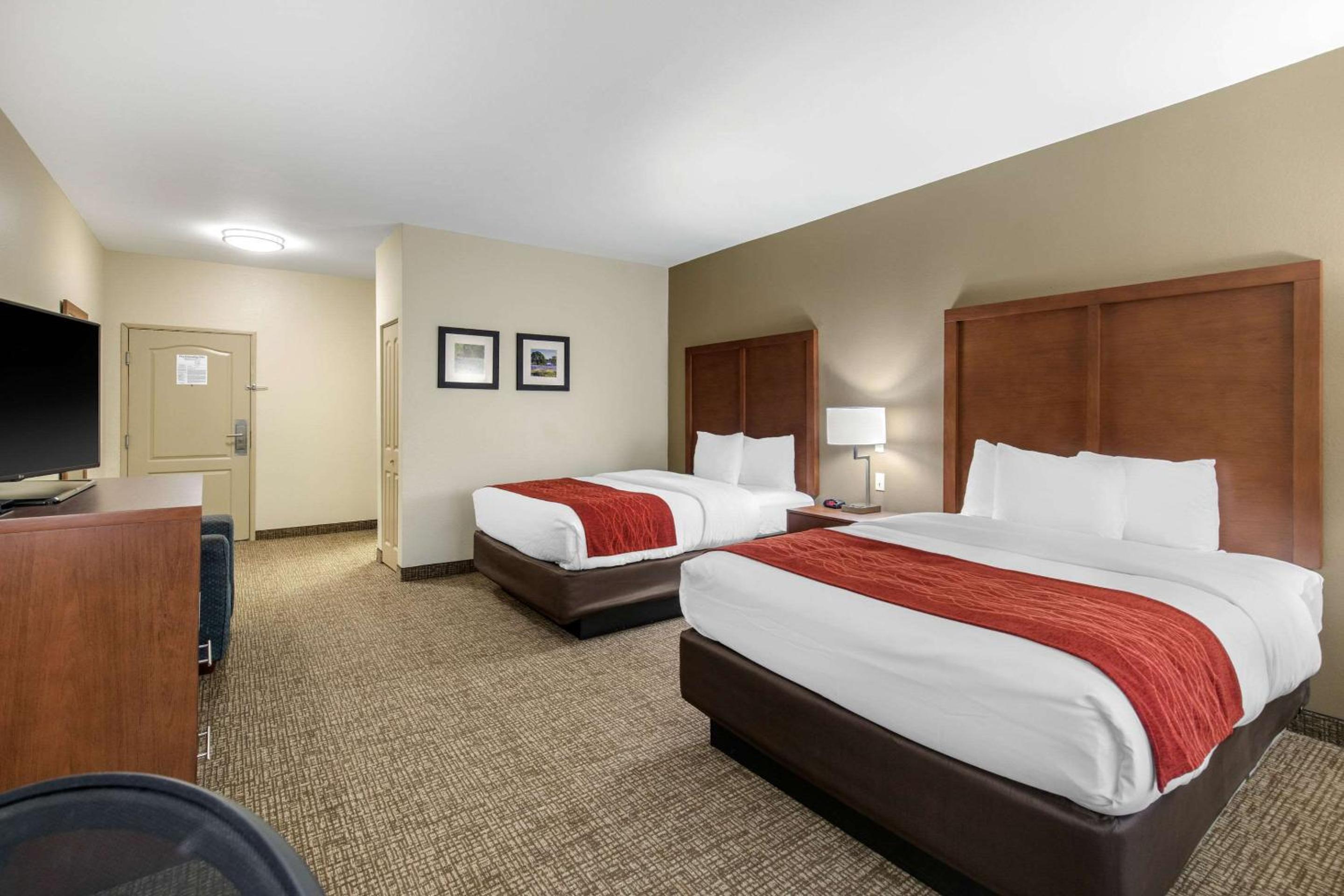 Queen Room with Two Queen Beds - Non-Smoking - Photo 1