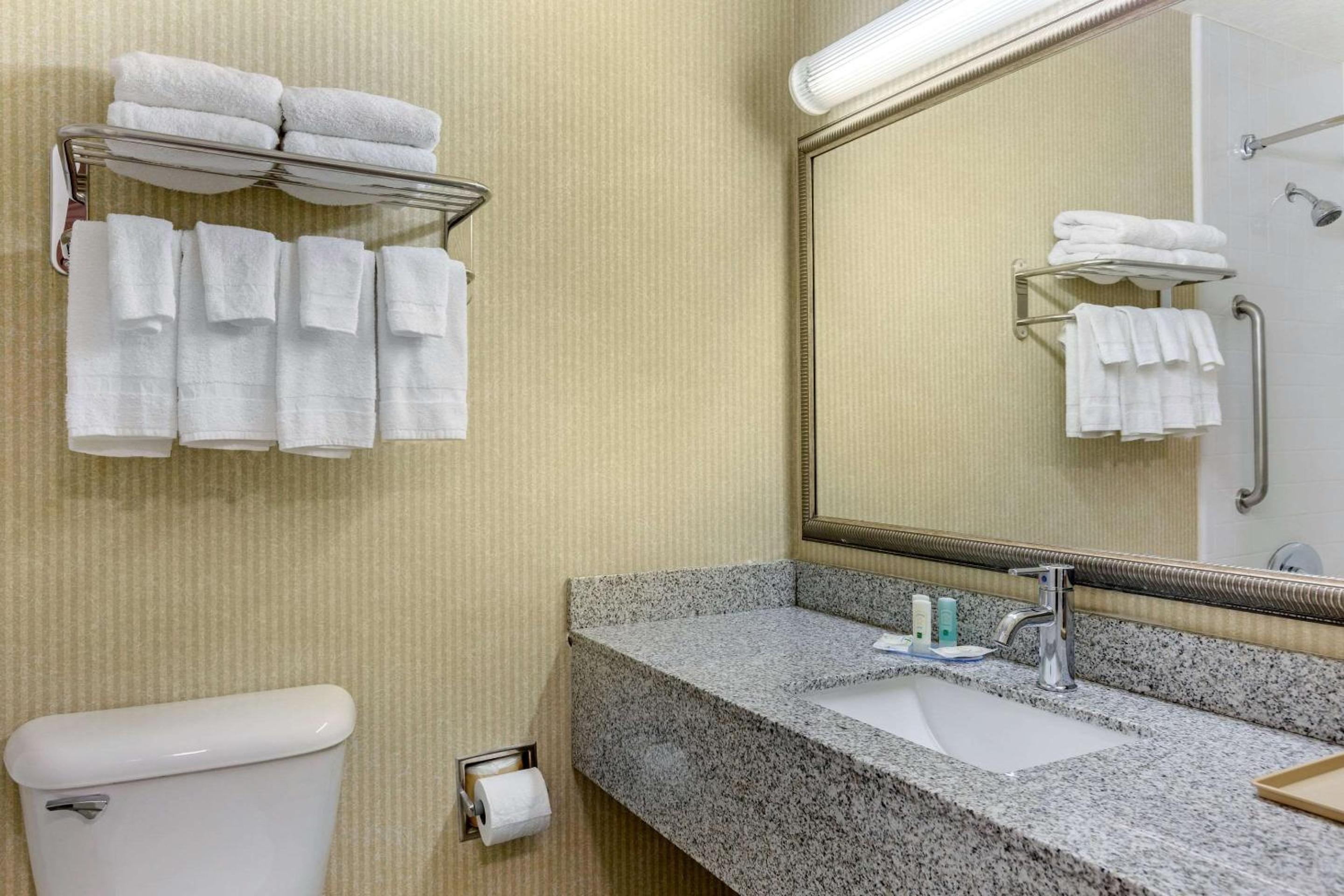 Standard Room, 2 Queen Beds, Non Smoking - Photo 7