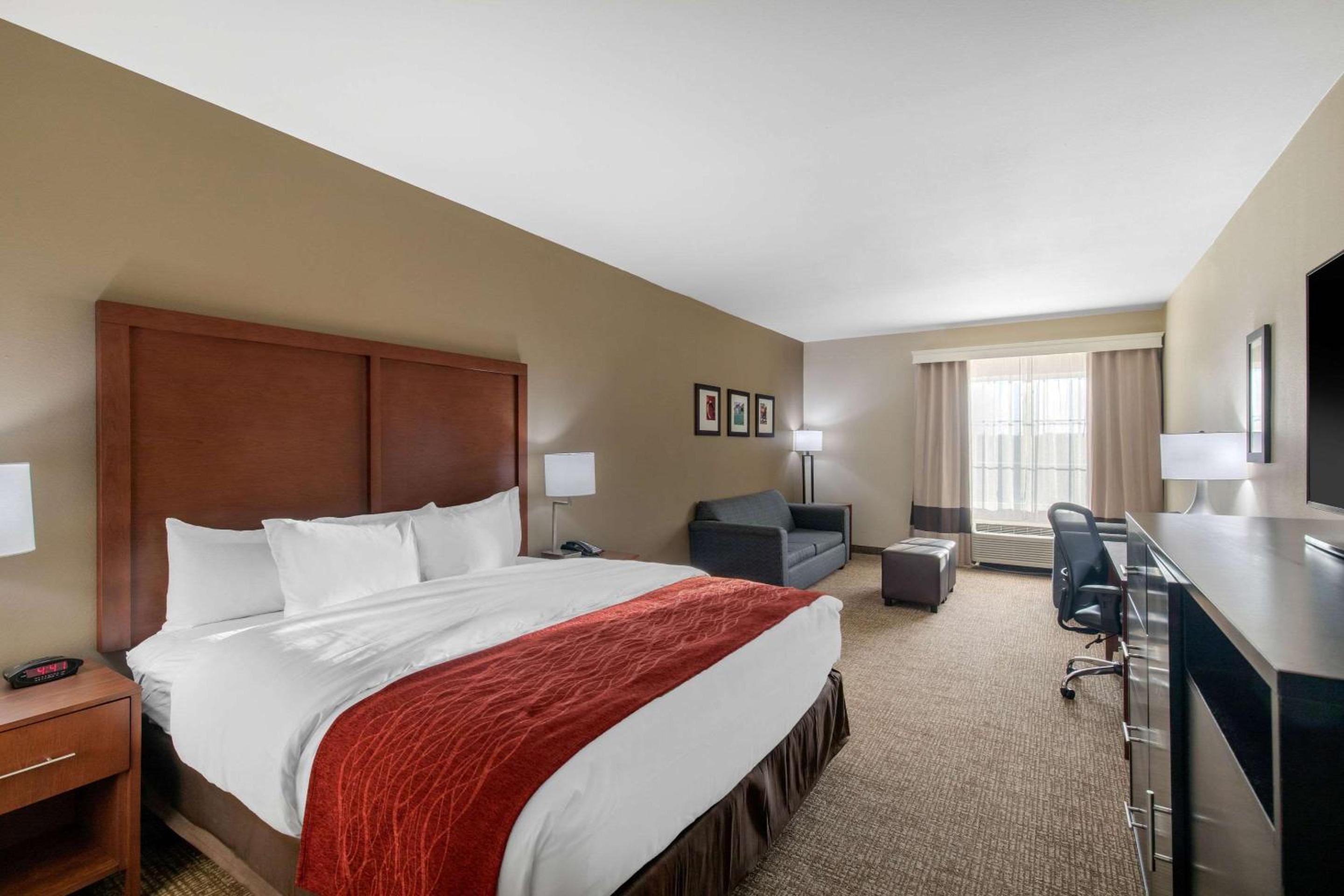 King Suite - Non-Smoking - Photo 3