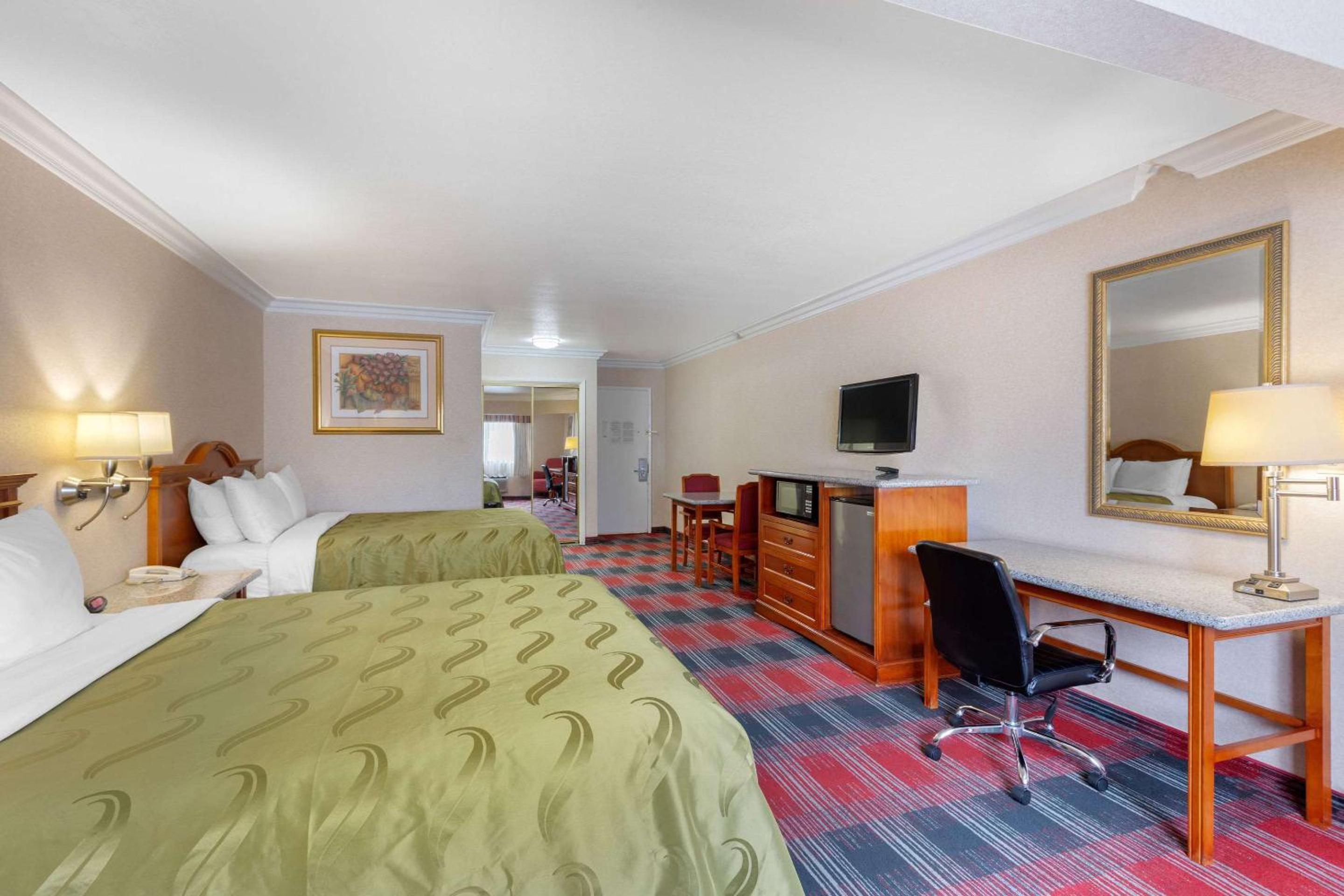 Standard Room, 2 Queen Beds, Non Smoking - Photo 4