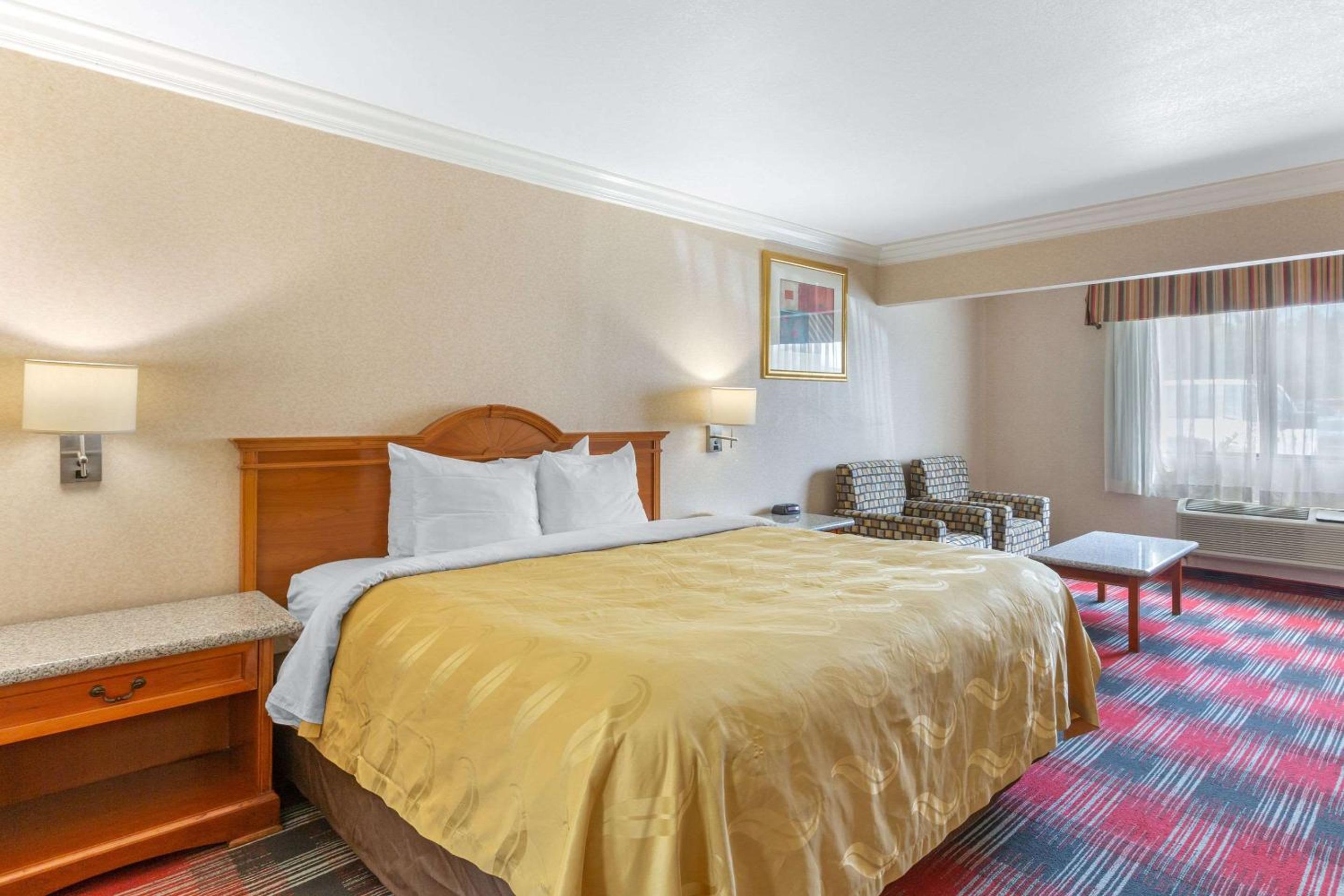 Standard Room, 1 King Bed, Non Smoking - Photo 4