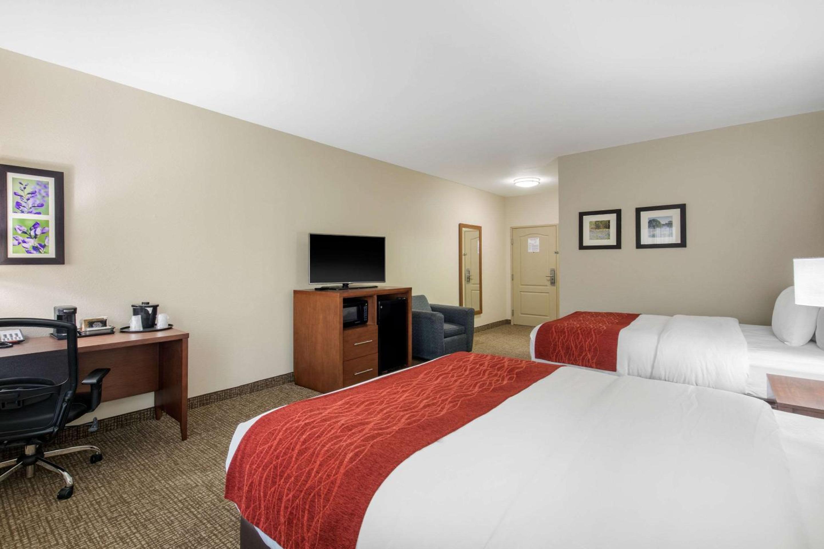 Queen Room with Two Queen Beds - Non-Smoking - Photo 2