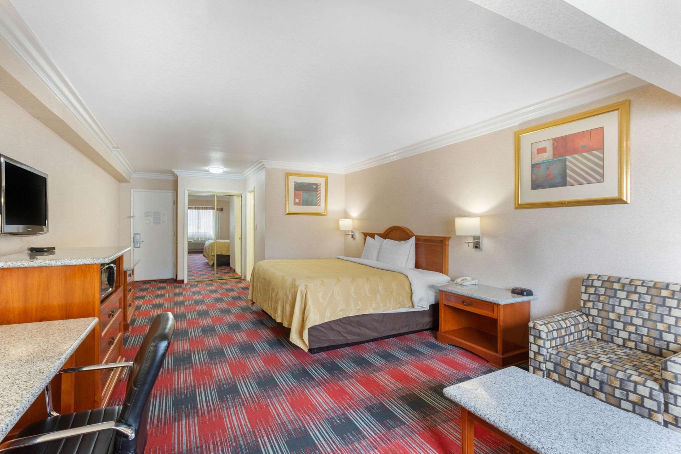 Standard Room, 1 King Bed, Non Smoking - Photo 3