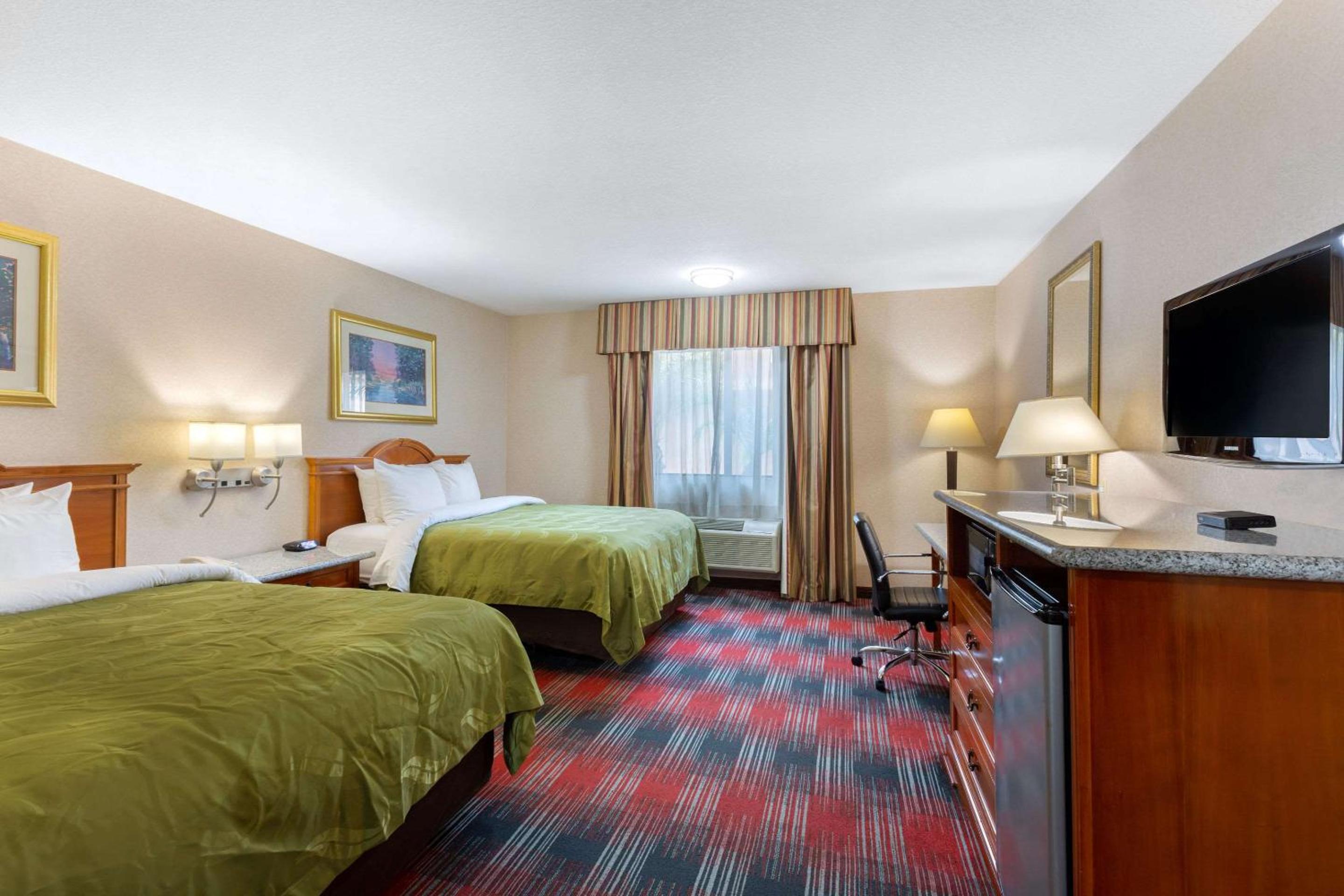 Accessible Room, 2 Queen Beds, Roll-In Shower, Non Smoking photo 2