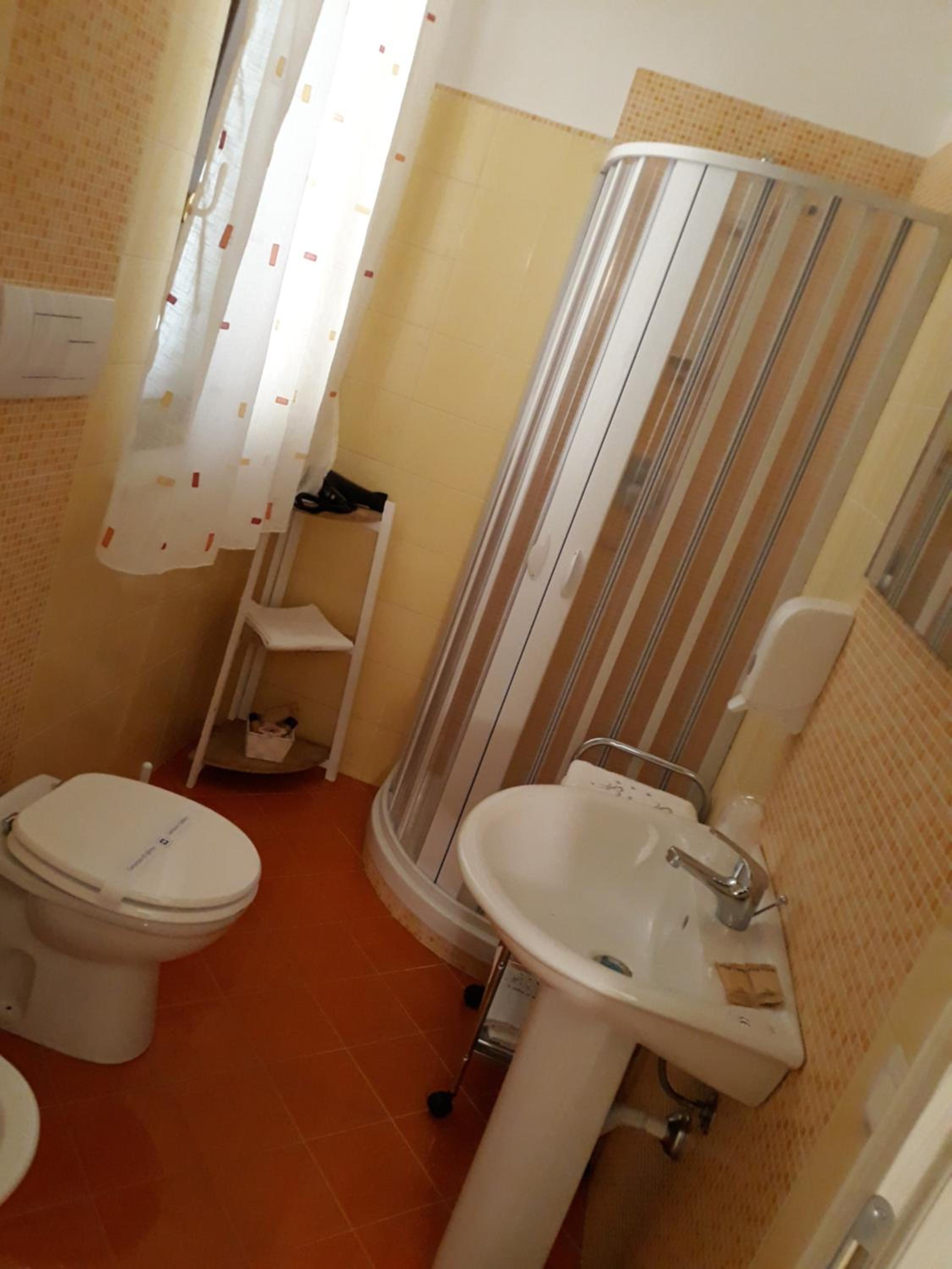Double or Twin Room with Private Bathroom - Photo 33
