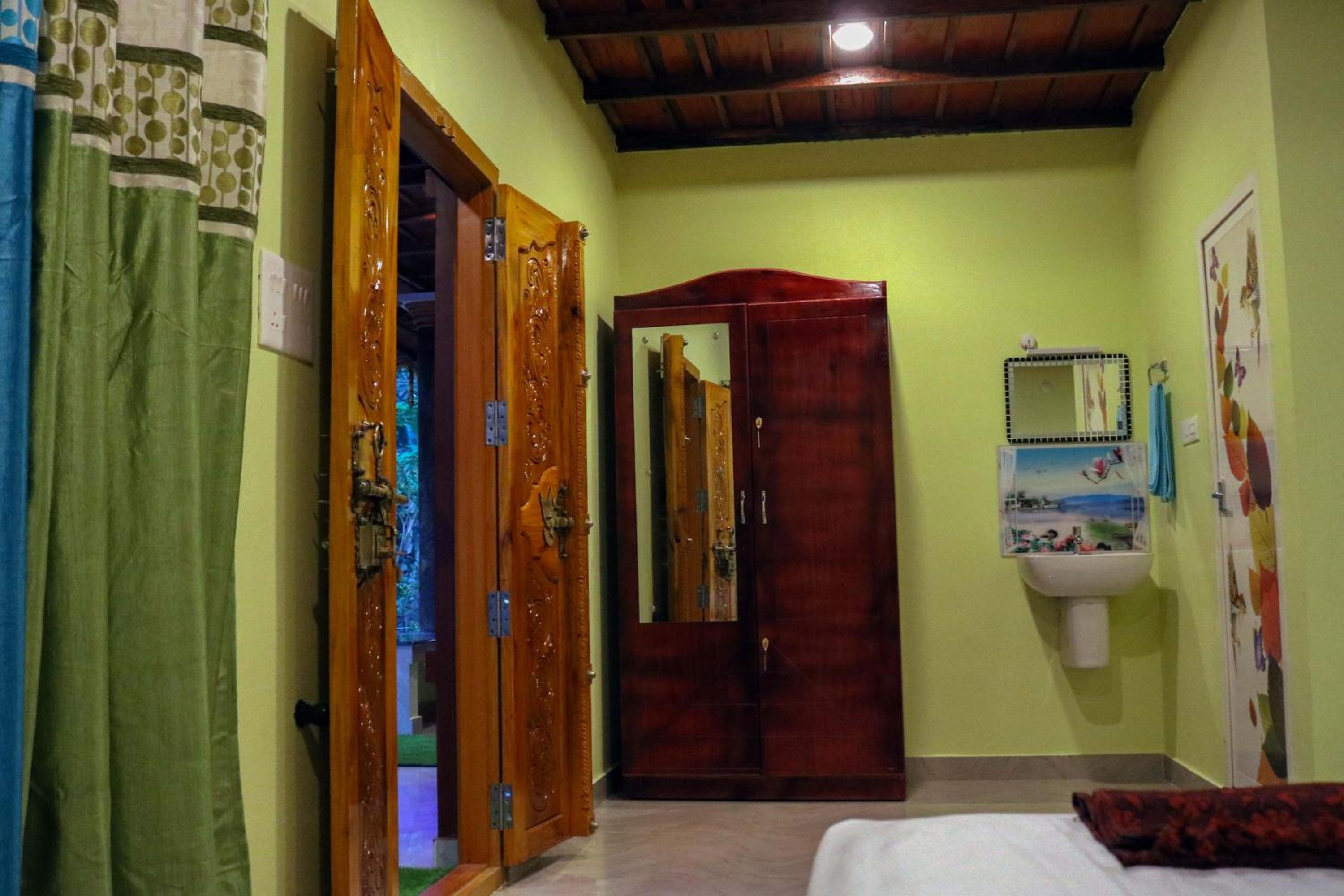 Deluxe Double Room (2 Adults + 1 Child) photo 1