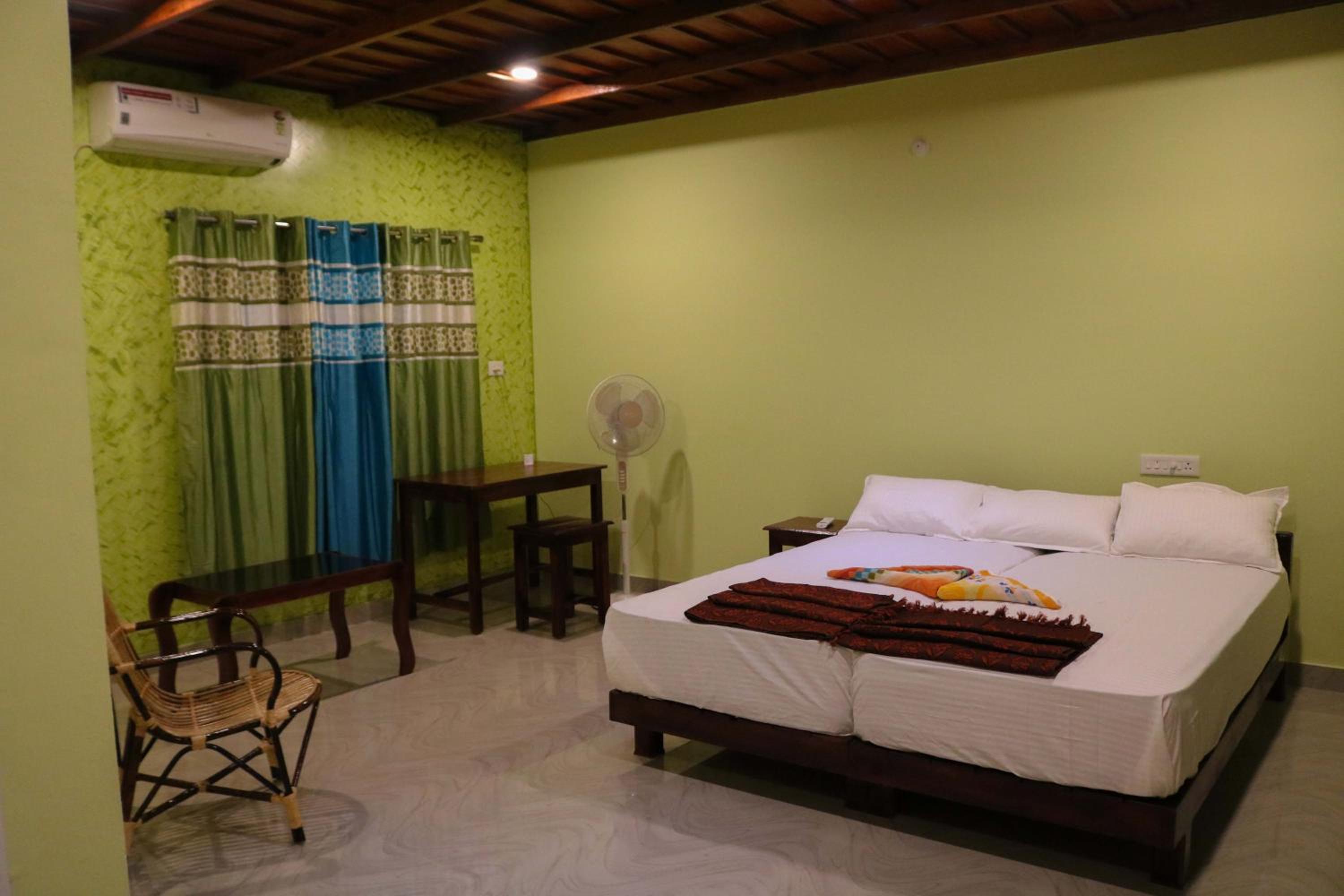 Deluxe Double Room (2 Adults + 1 Child) photo 2