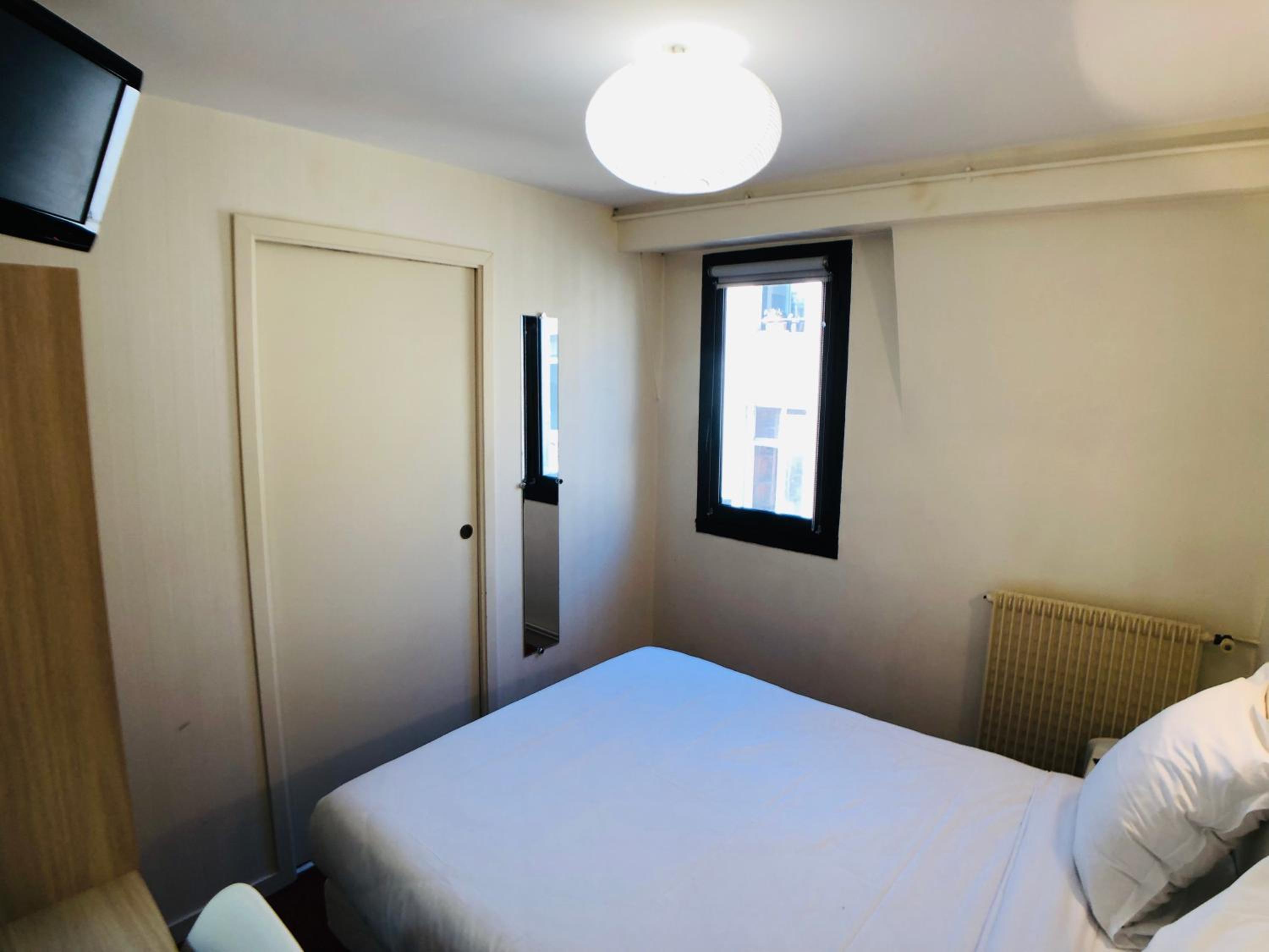 Budget Double Room - Photo 6