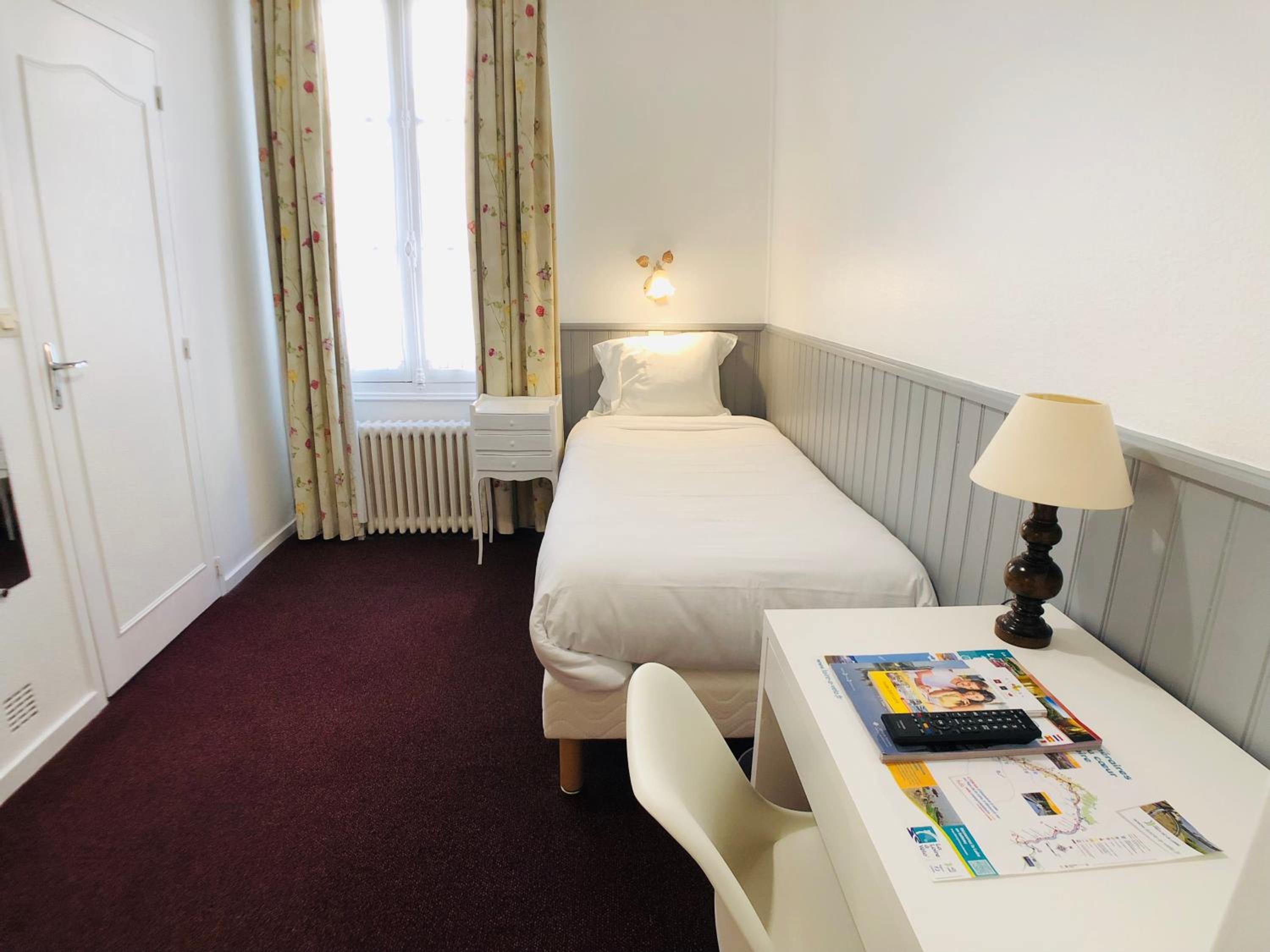 Standard Twin Room - Photo 2