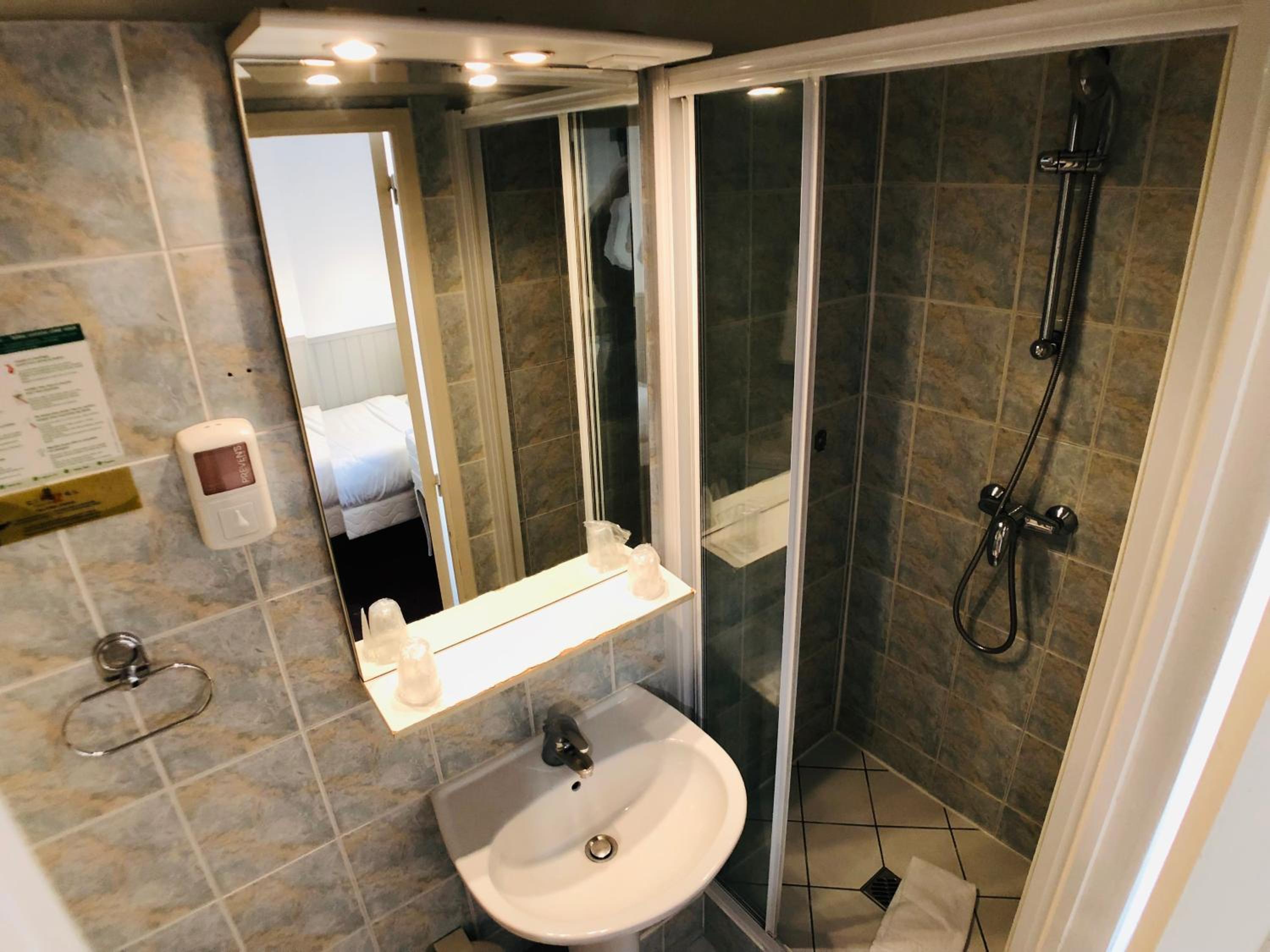 Standard Twin Room - Photo 8