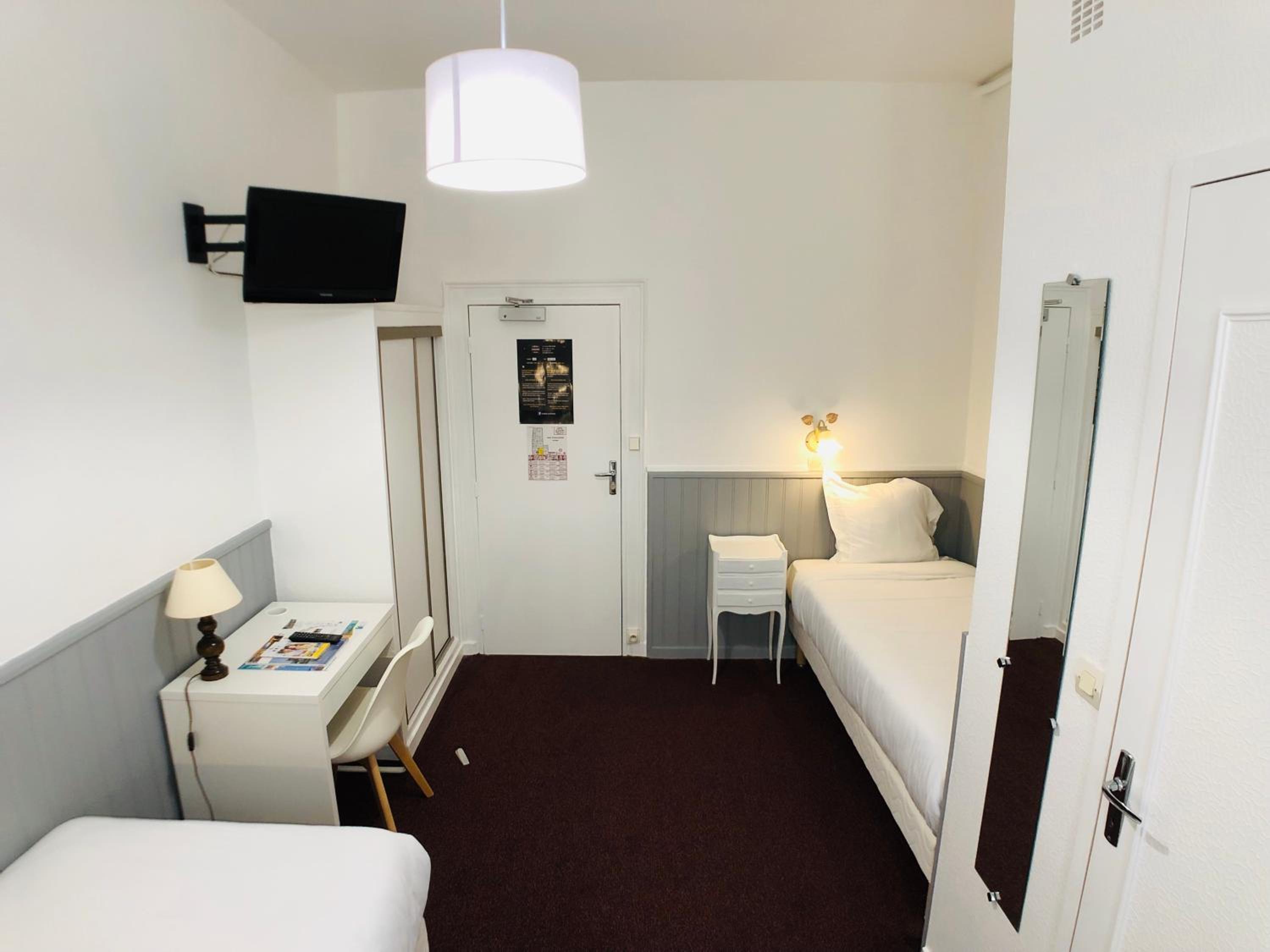 Standard Twin Room - Photo 7