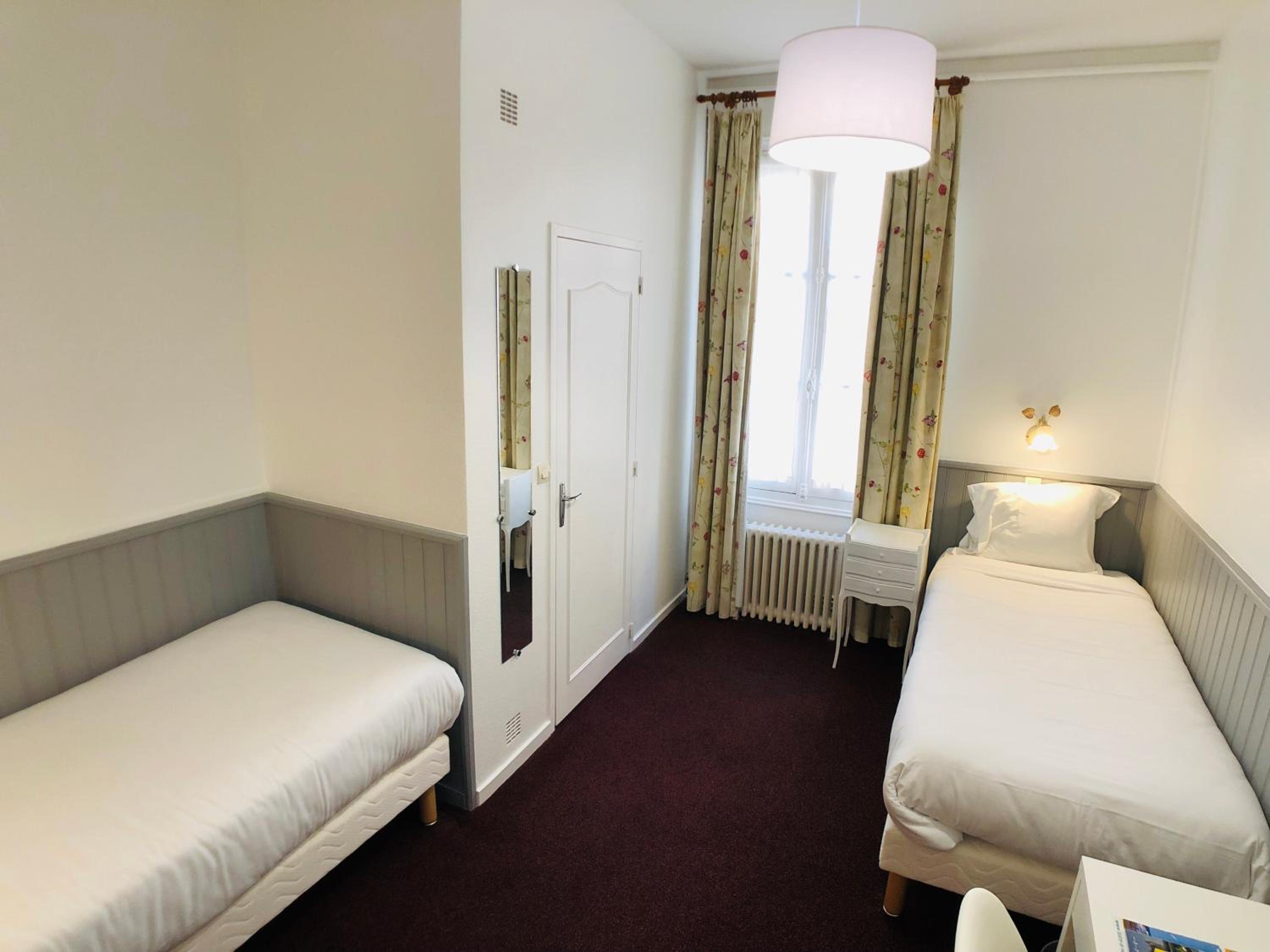 Standard Twin Room - Photo 5