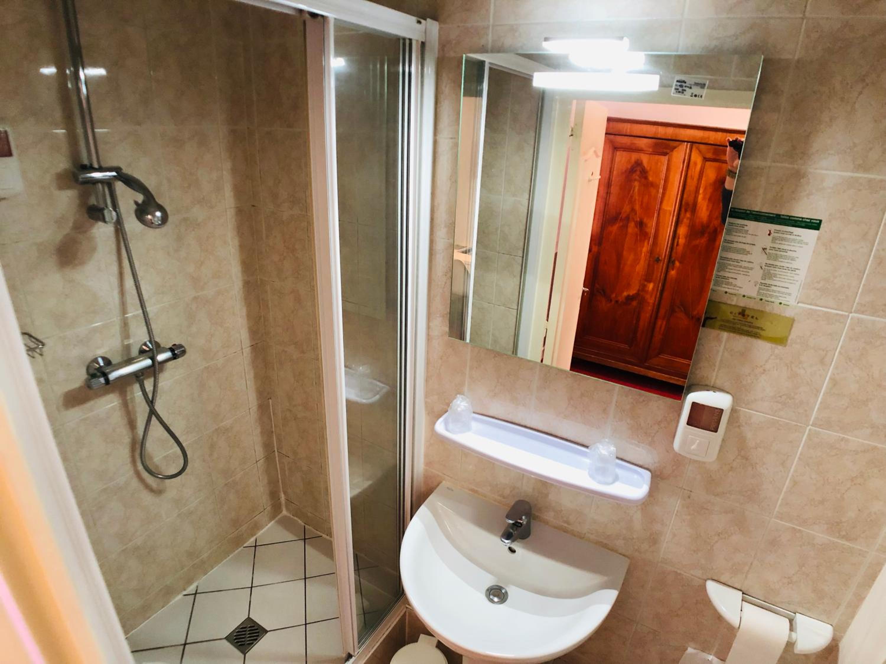Standard Twin Room - Photo 4