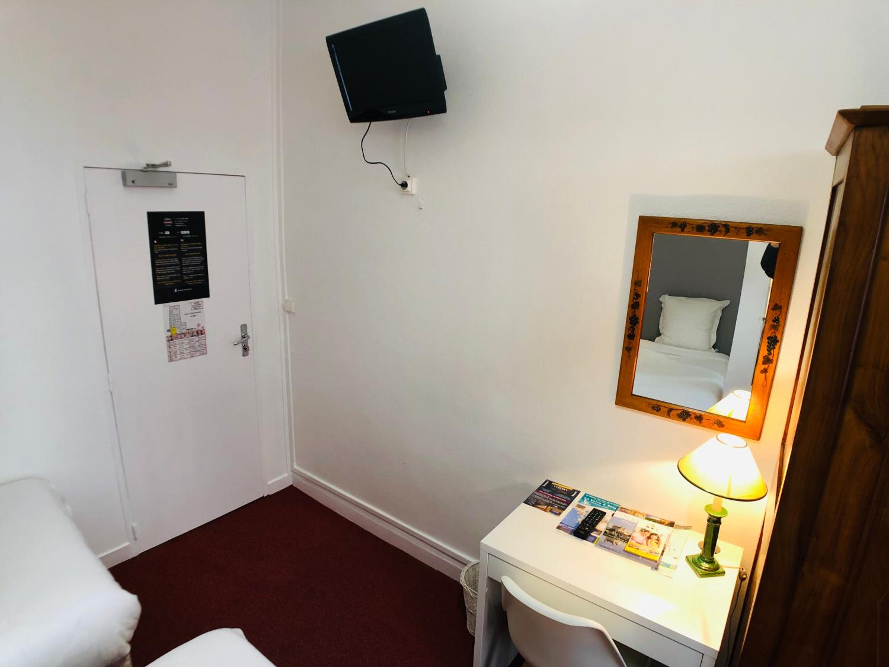 Standard Twin Room - Photo 10