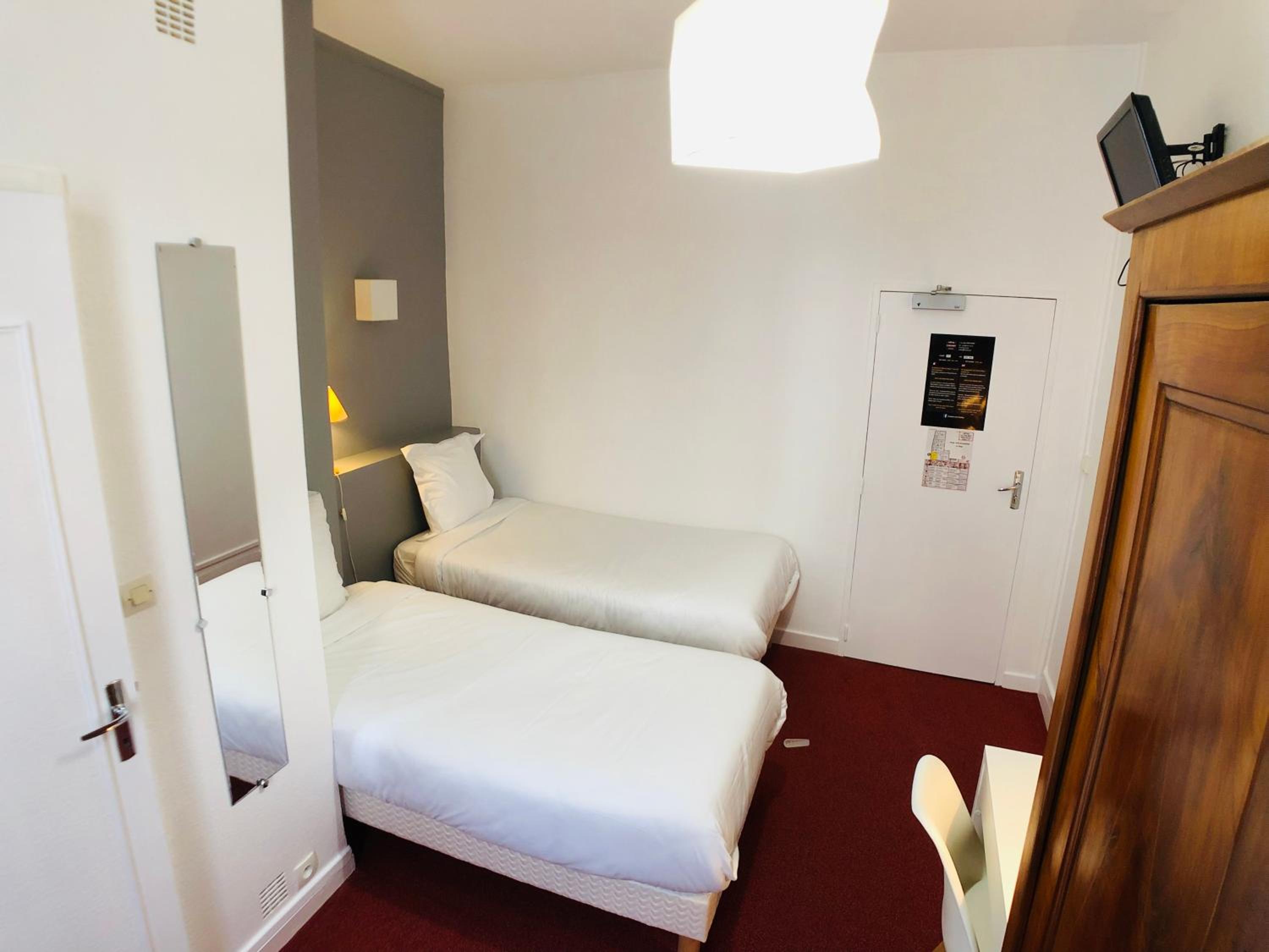 Standard Twin Room - Photo 3