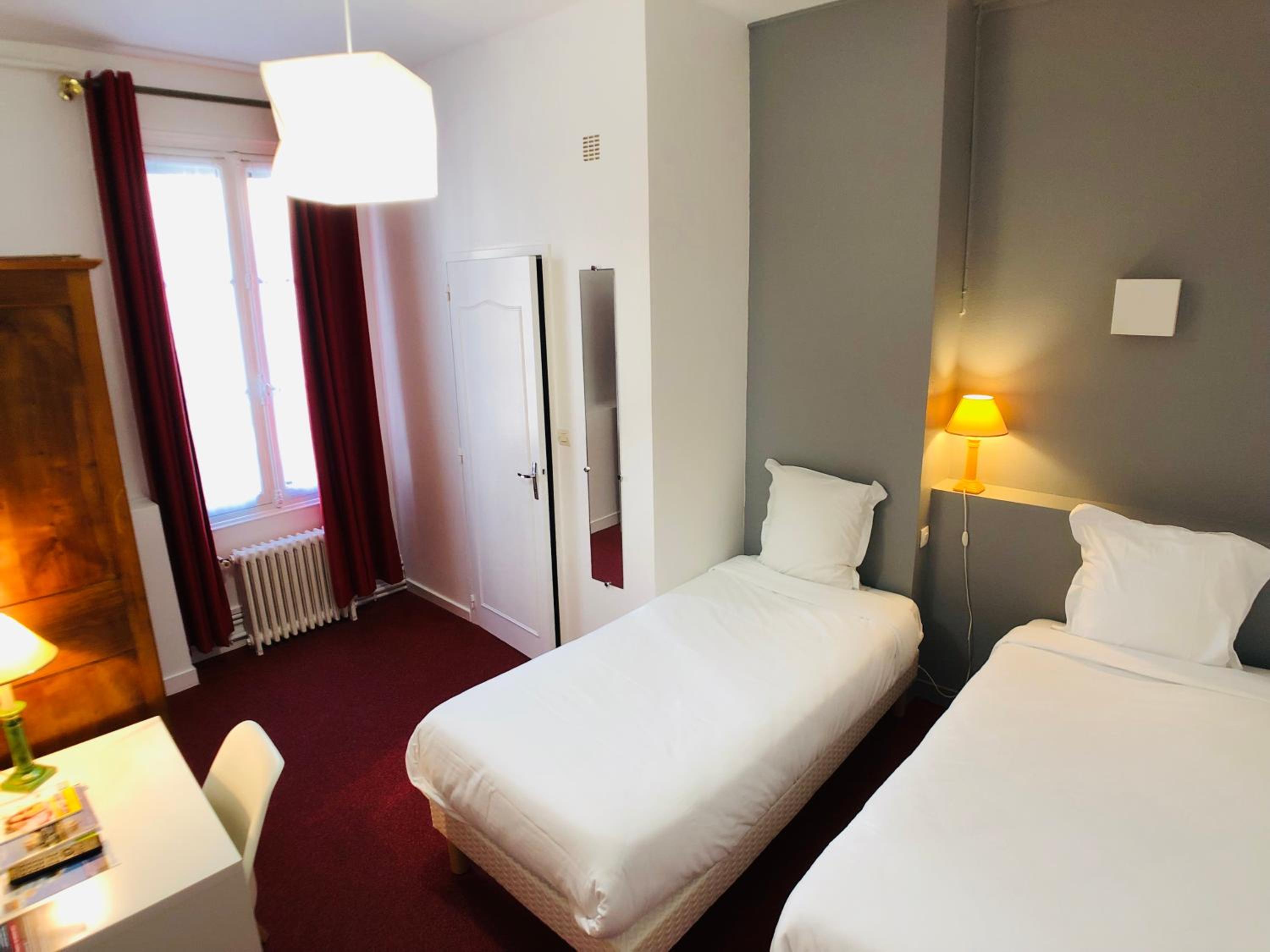 Standard Twin Room - Photo 11