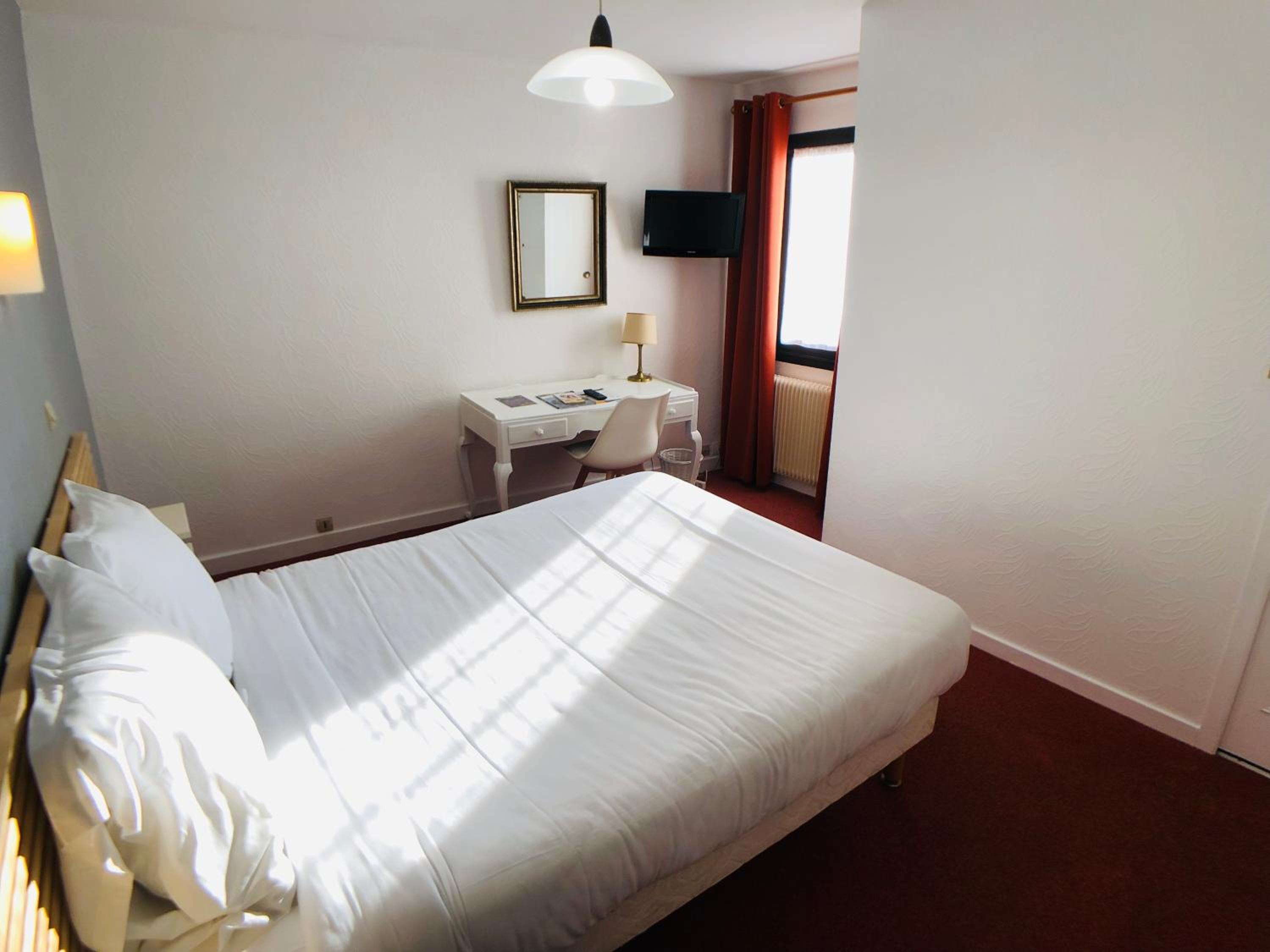 Luxury Double Room with Bath - Photo 8