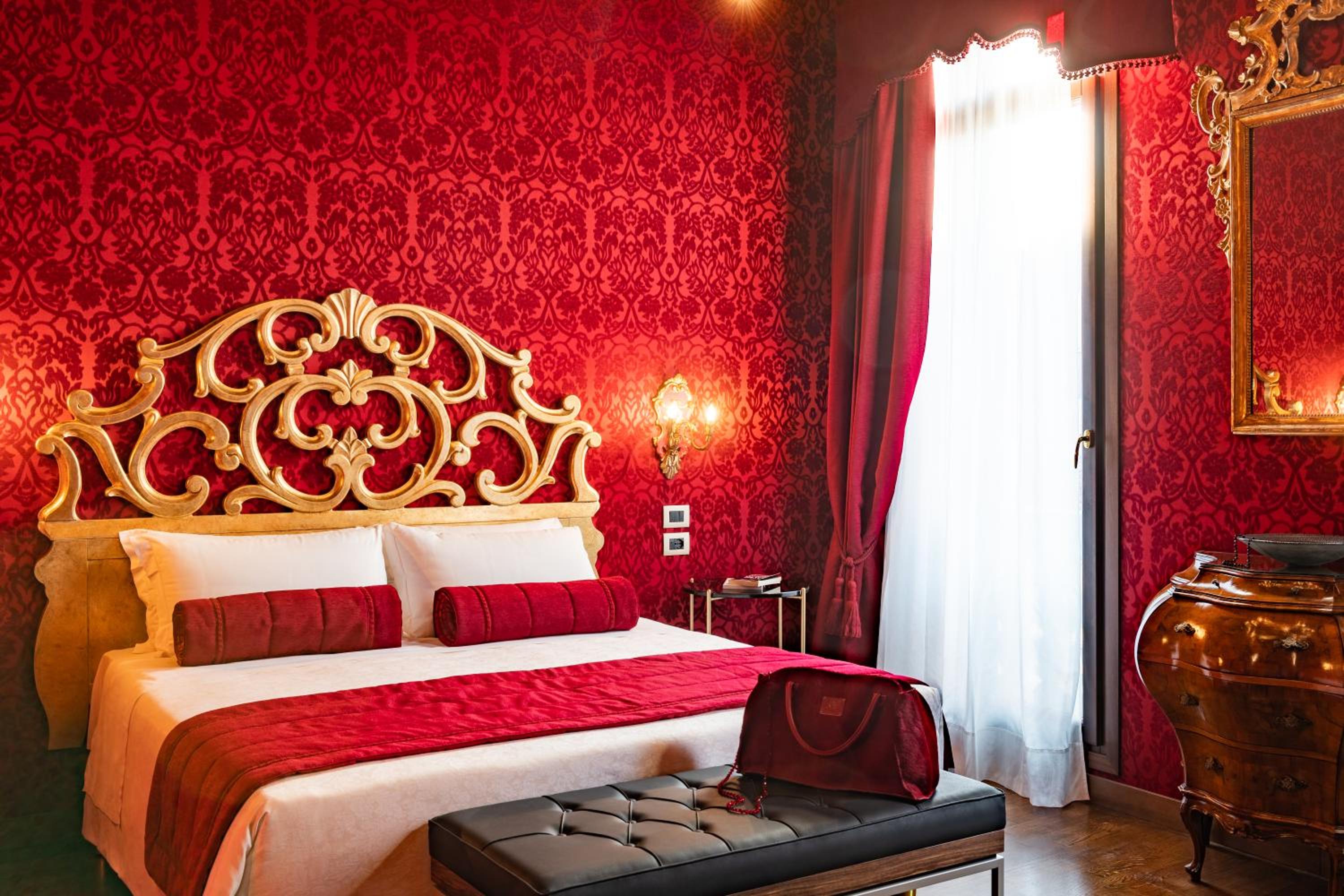 Deluxe Double or Twin Room with Canal View thumbnail 6