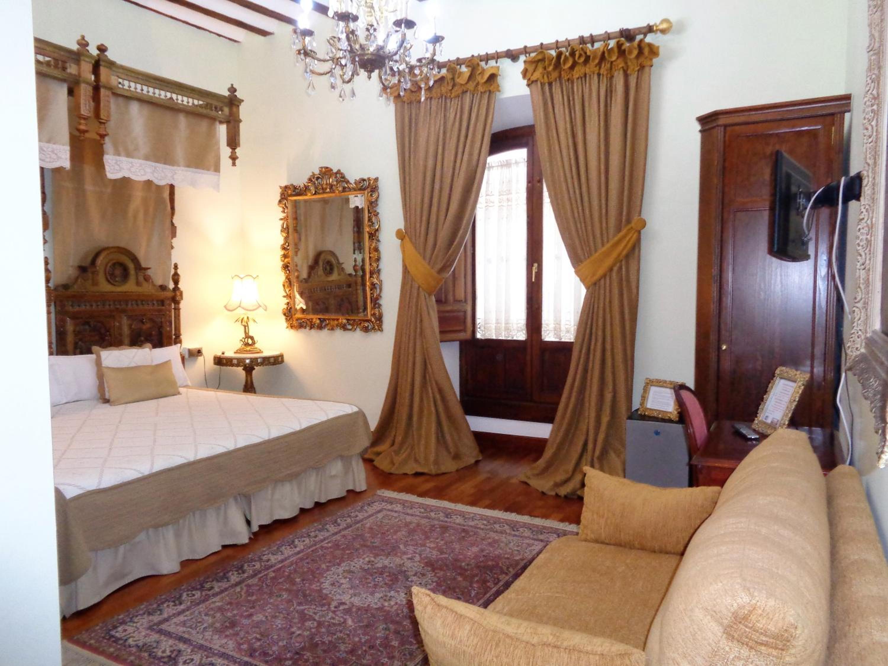 Deluxe Double Room - Photo 18