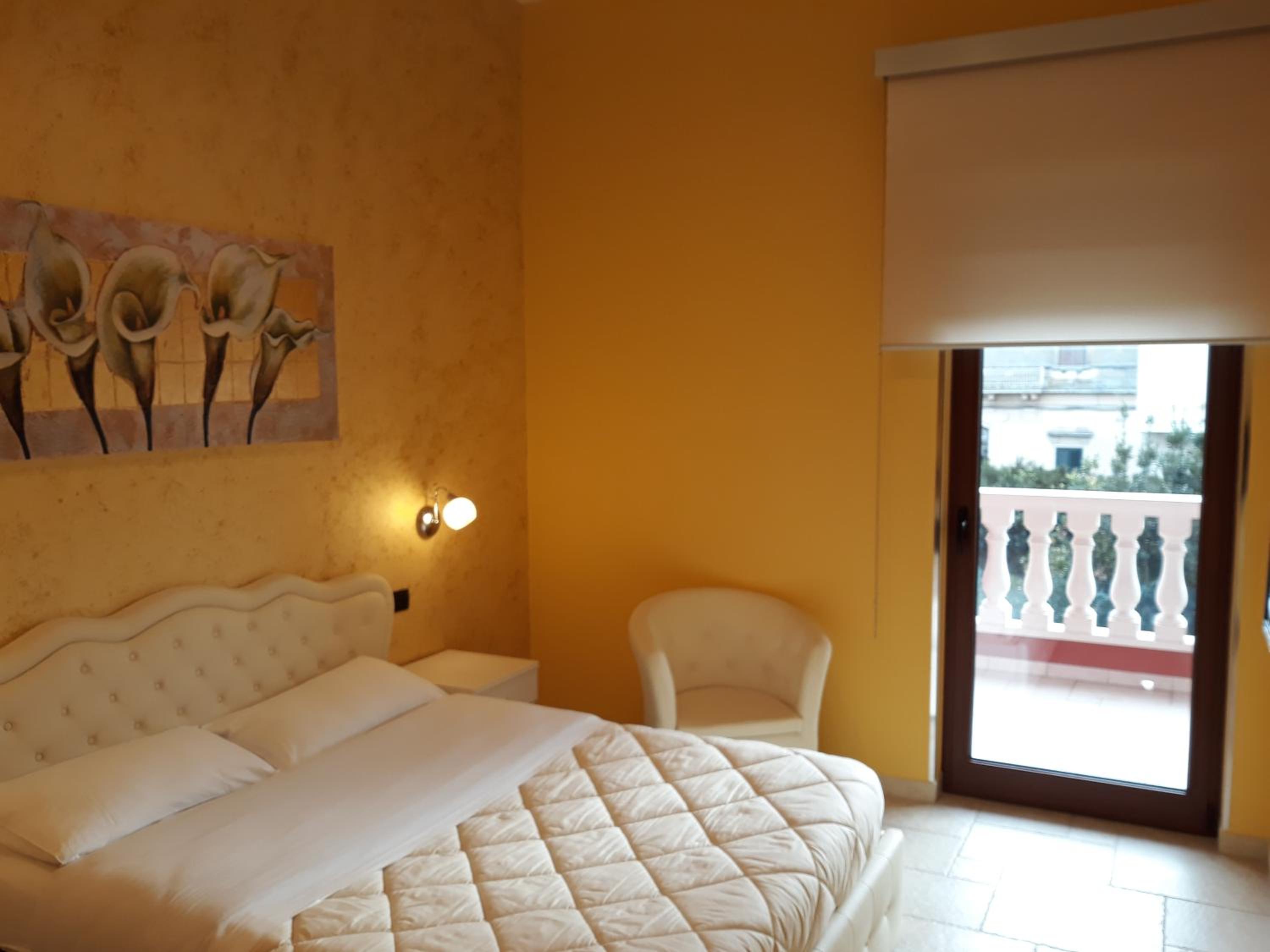 Deluxe Double Room with Balcony photo 2