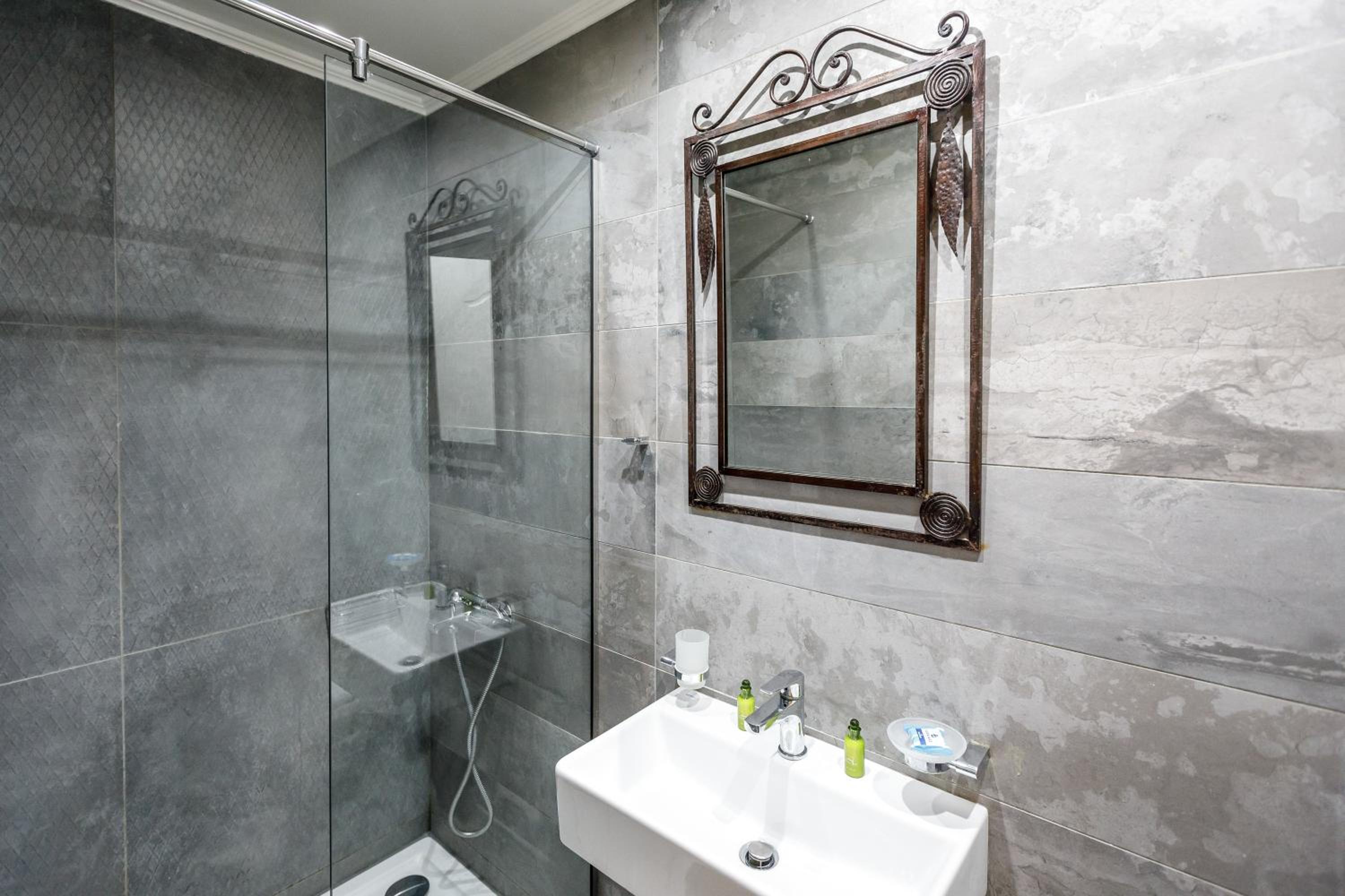 Economy Double Room with City View - Building B - Photo 3