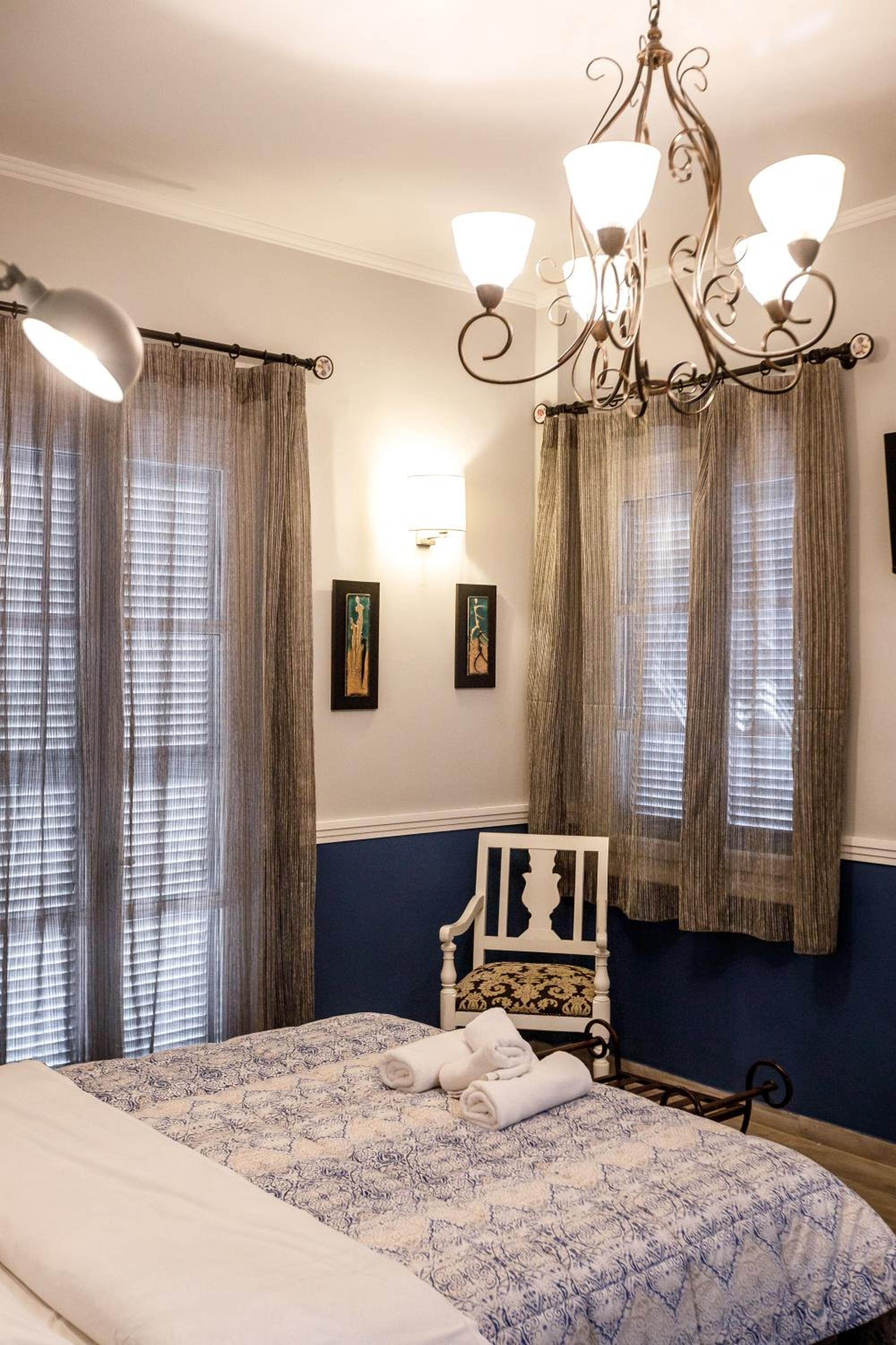 Standard Double Room with City View- Building B - Photo 3