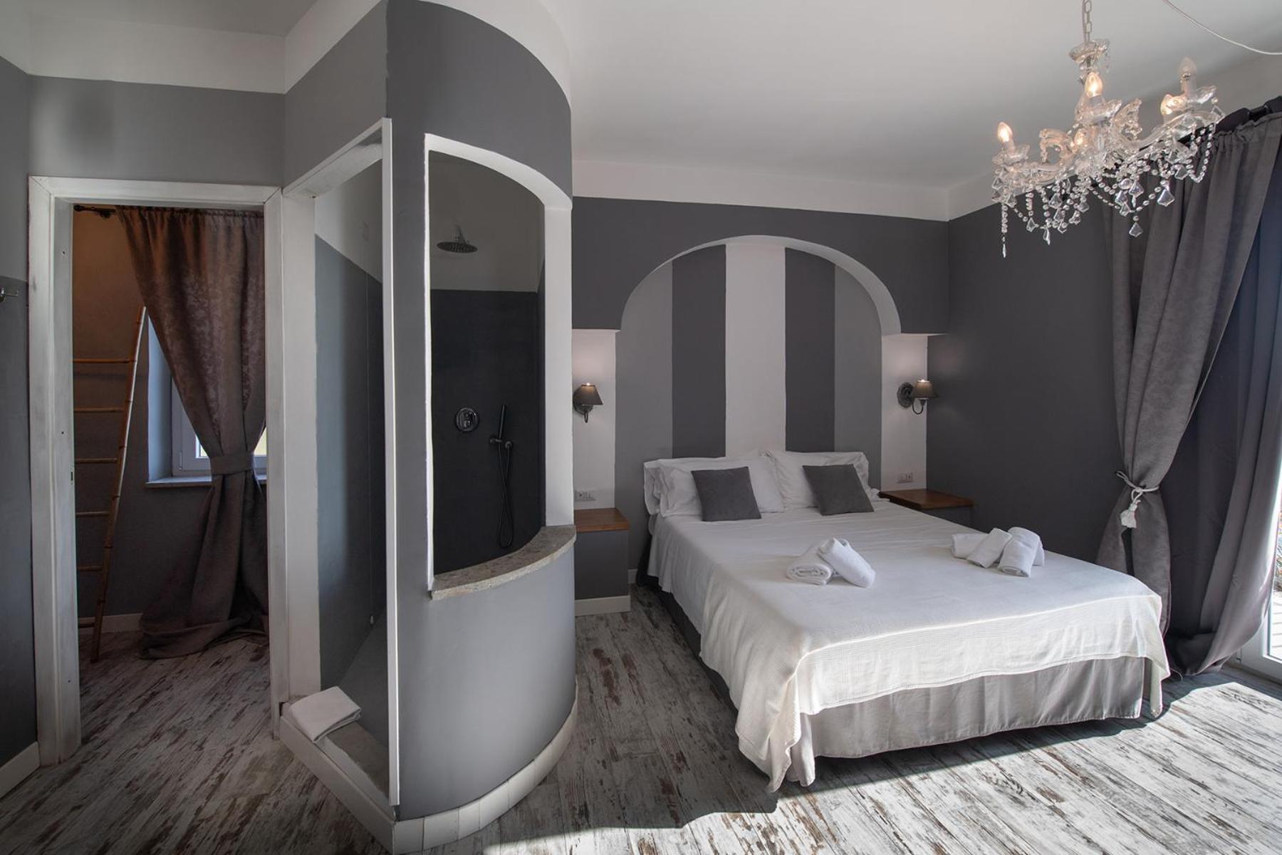 Junior Suite with Balcony and Lake View photo 3