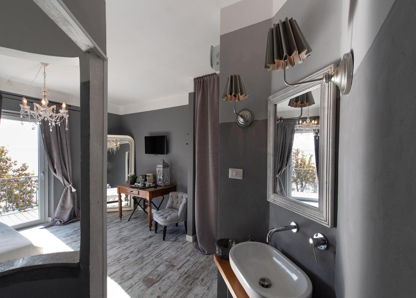 Junior Suite with Balcony and Lake View photo 2