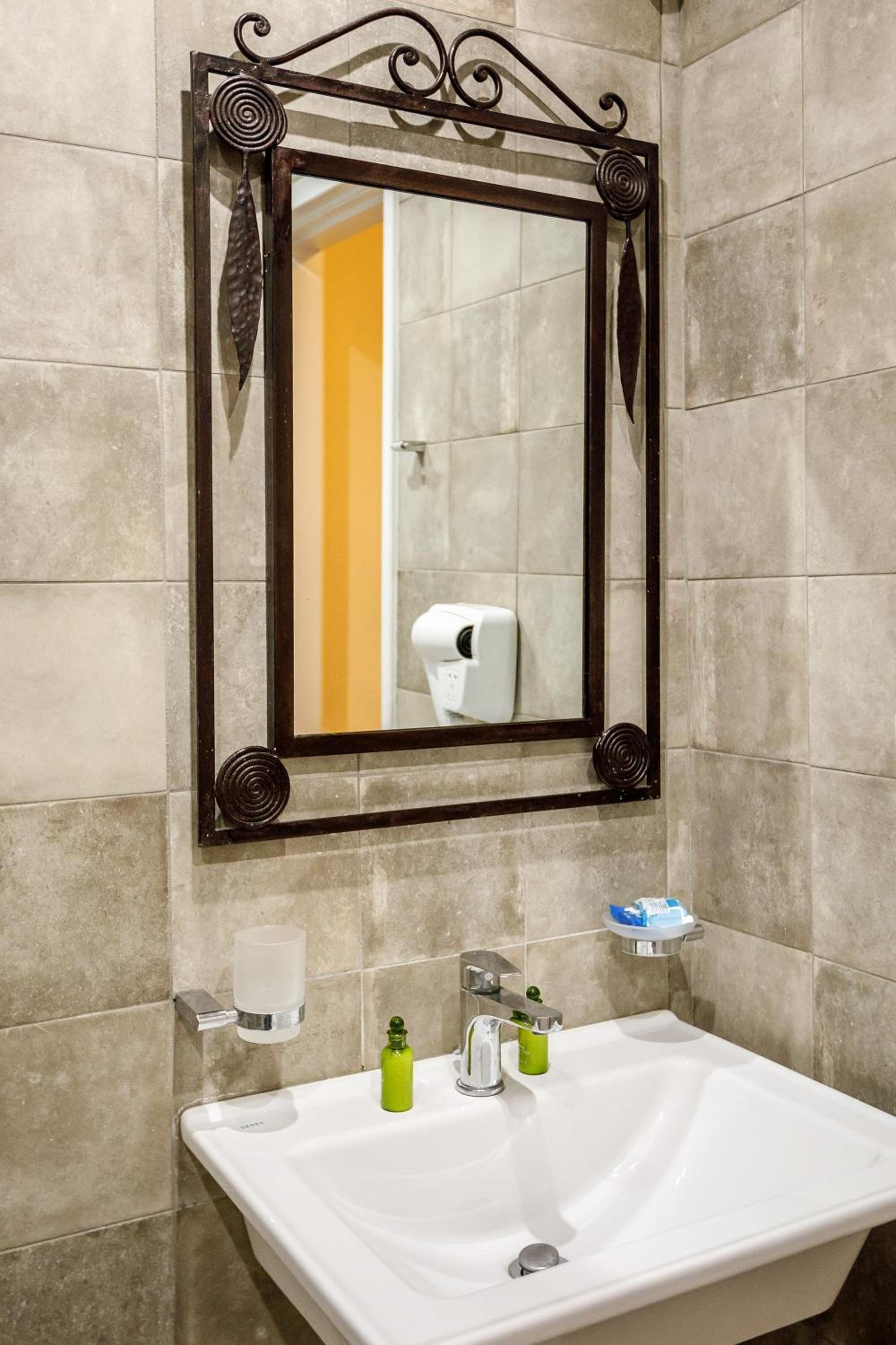 Deluxe Double Room with City View - Building B - Photo 11