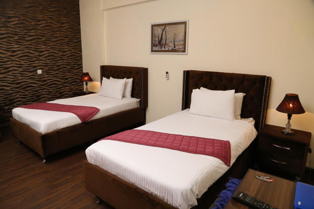 Deluxe Room (2 Adults + 1 Child)