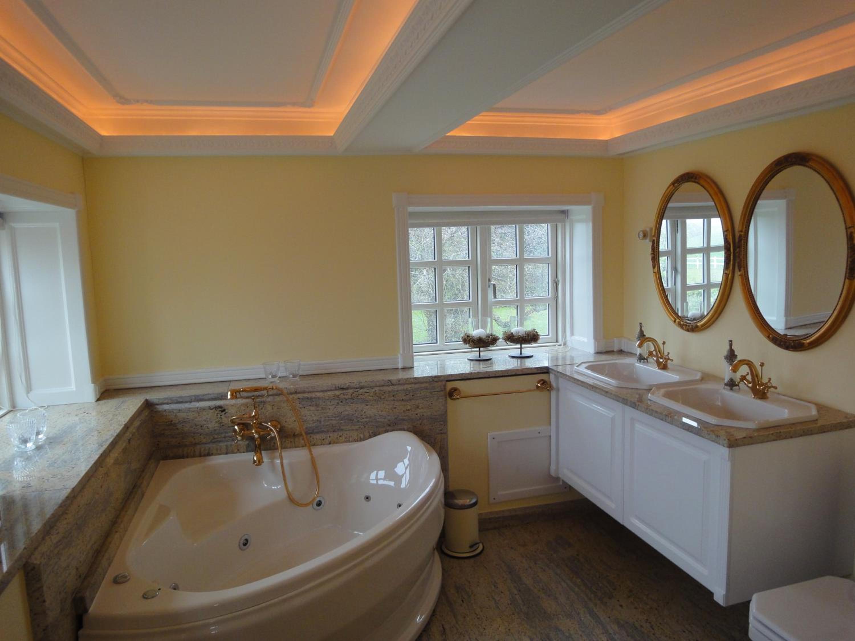 Suite with Spa Bath photo 2