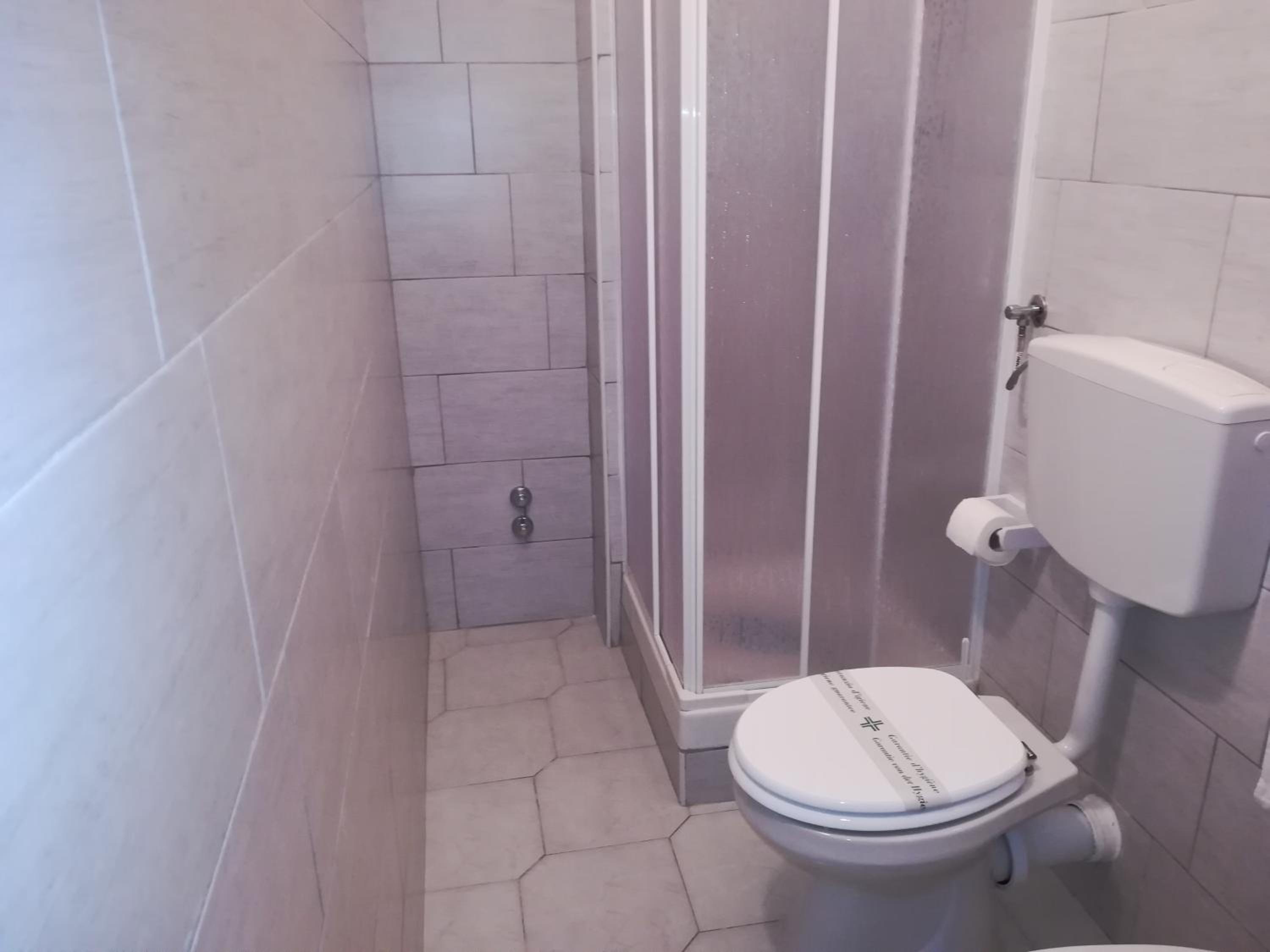Double Room with Private Bathroom - Photo 4