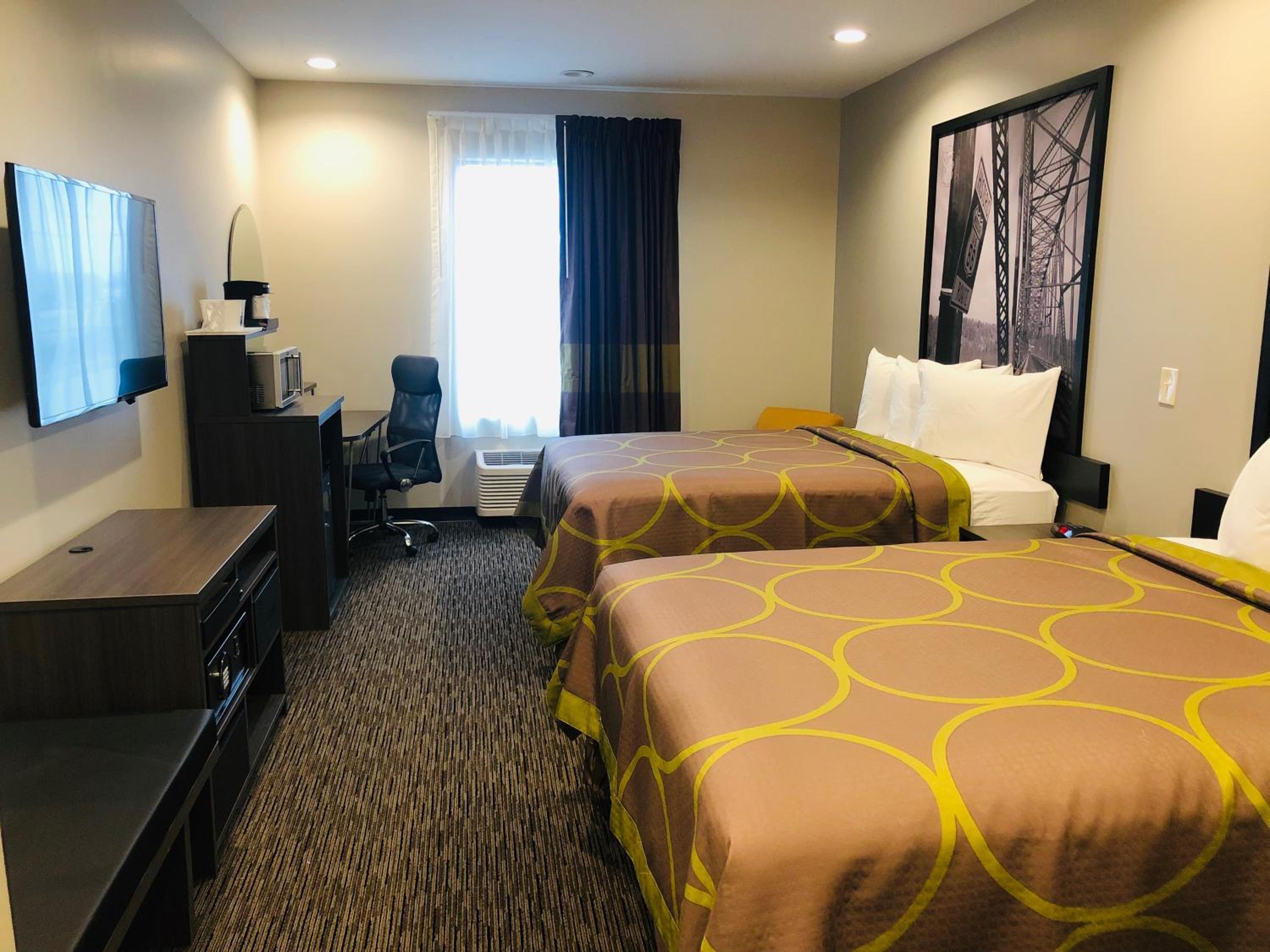 Queen Room with Two Queen Beds - Non-Smoking - Photo 1