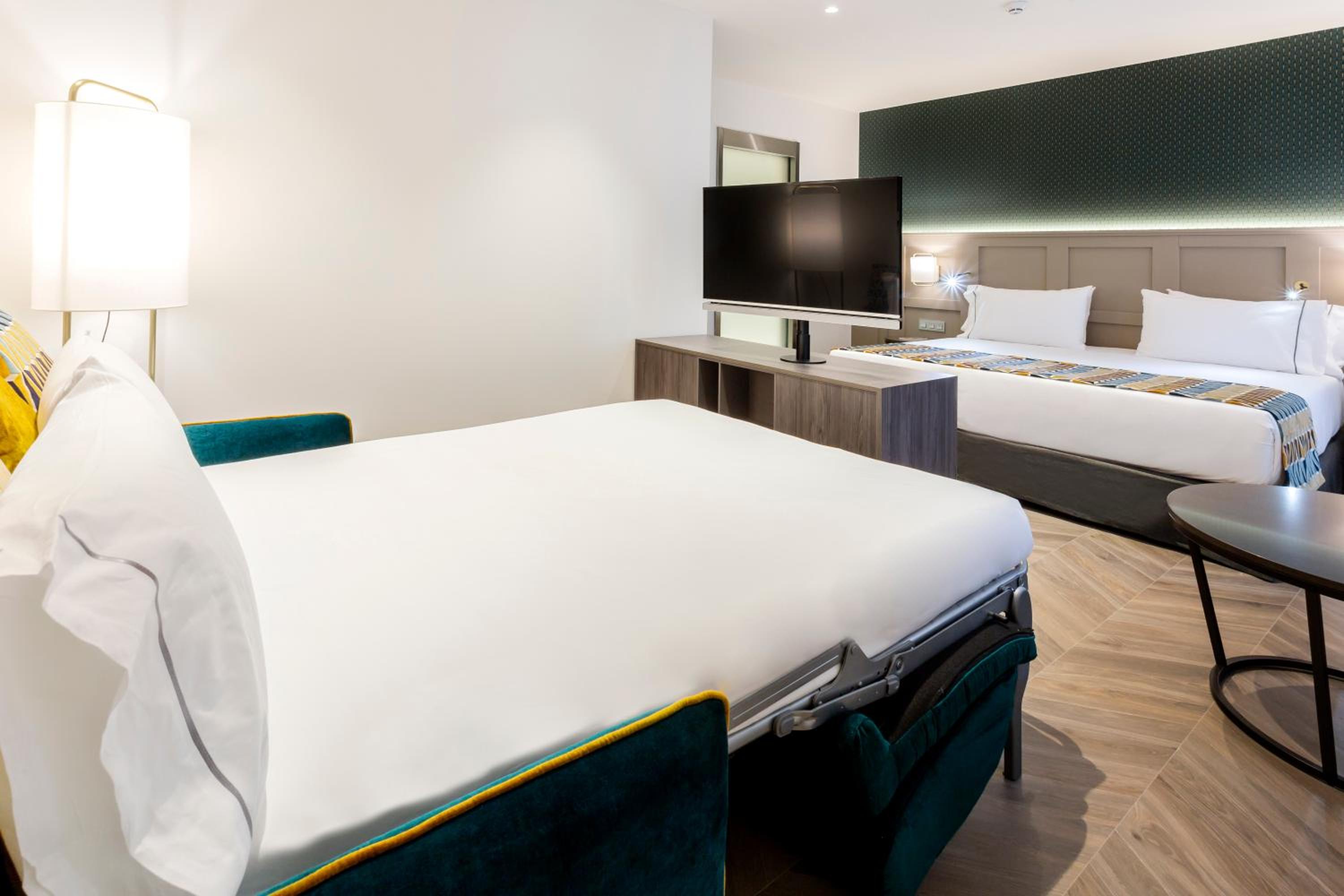 Double Room with Sofa Bed - Photo 2