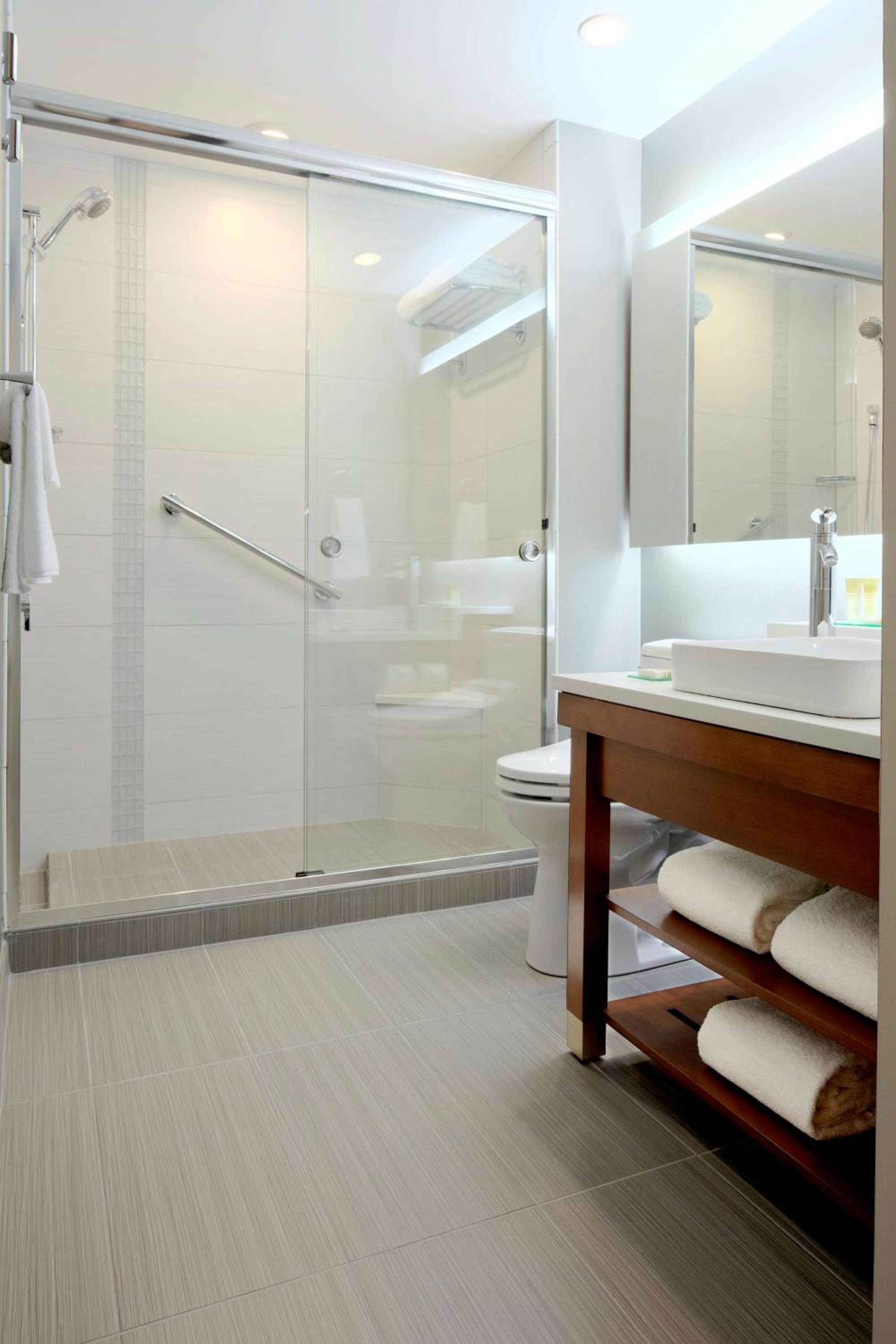Queen Room with Two Queen Beds and Sofa Bed - High Floor photo 2