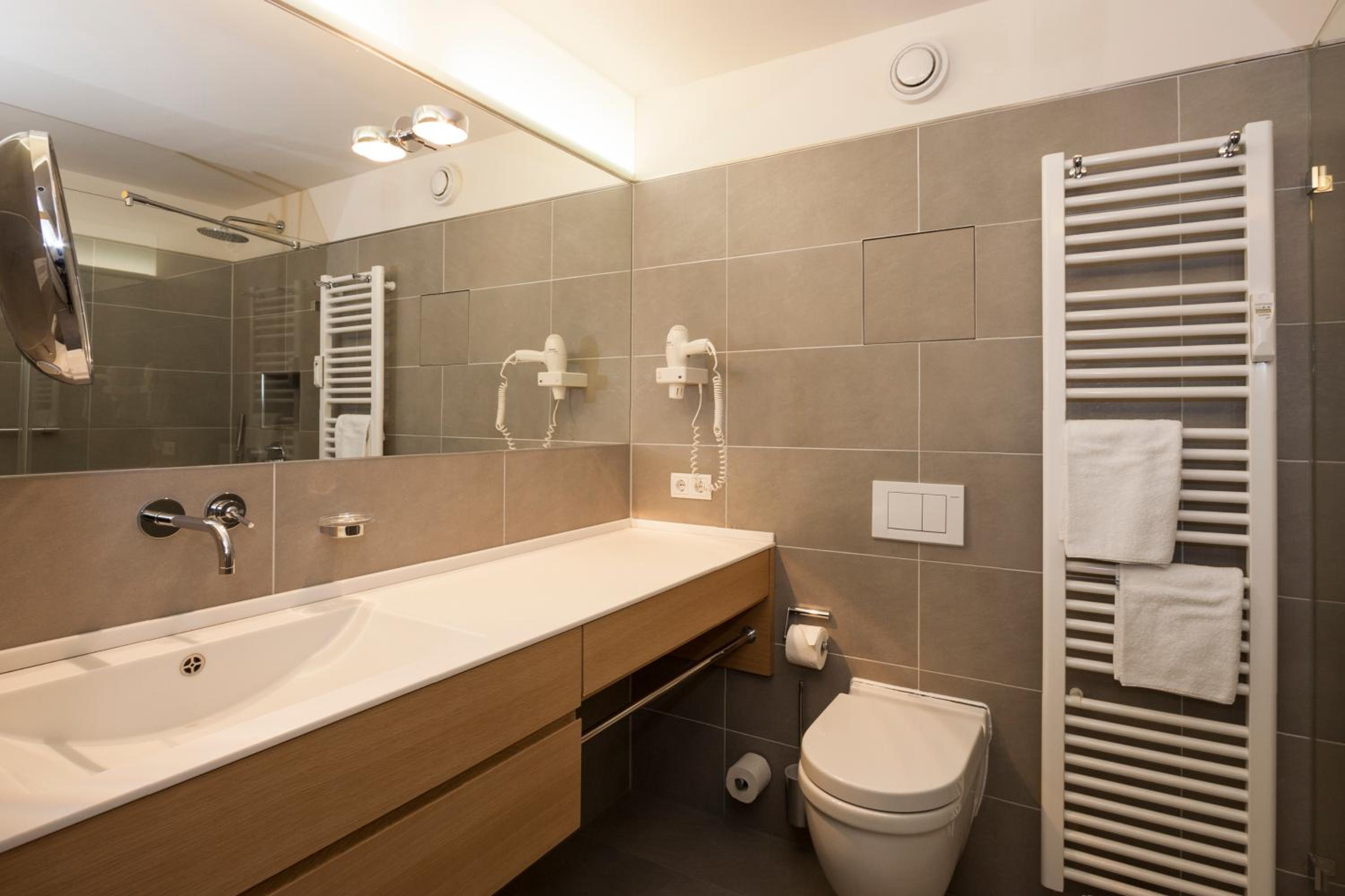 Deluxe Double Room with Balcony - Photo 3