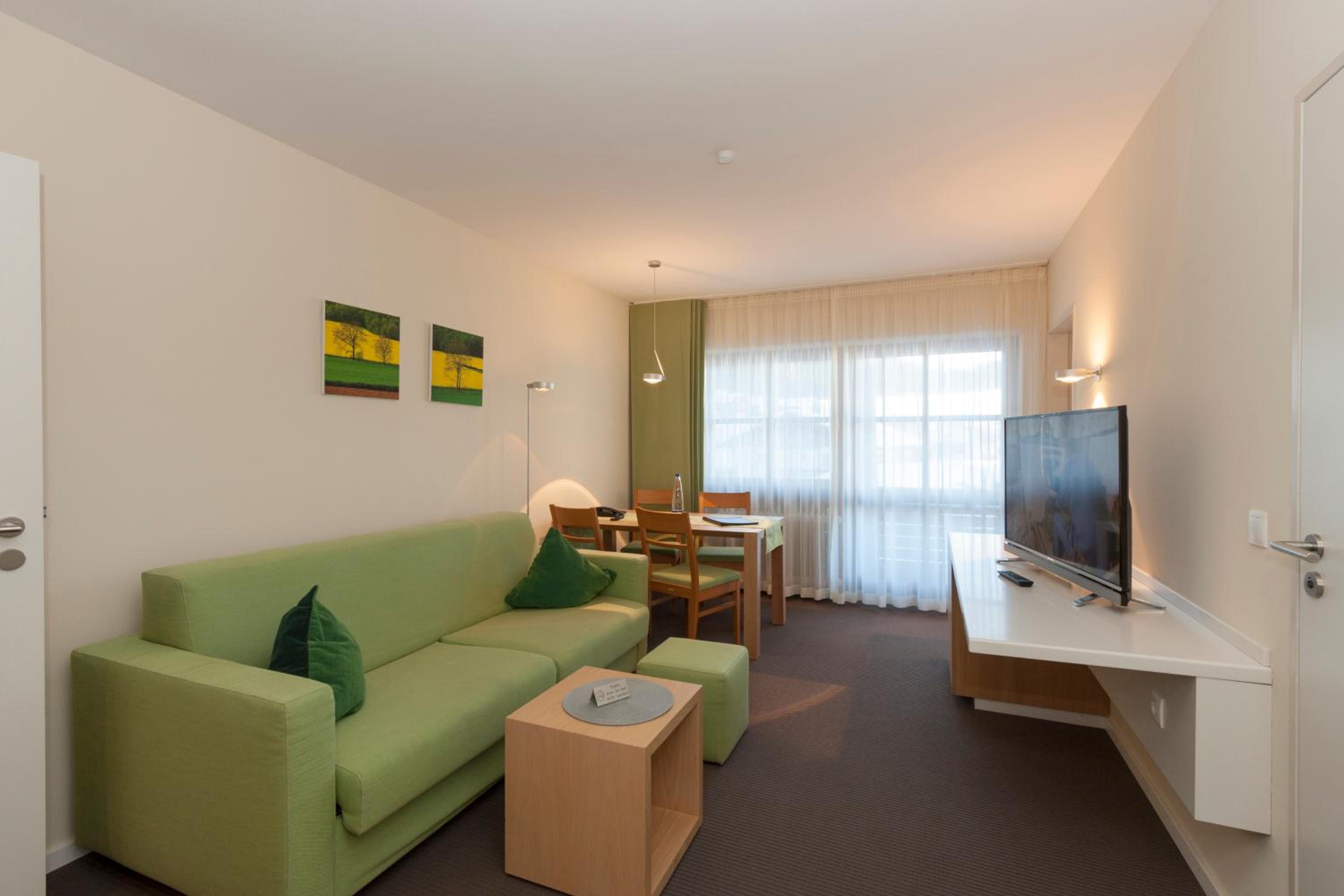 Apartment with Mountain View - Photo 3