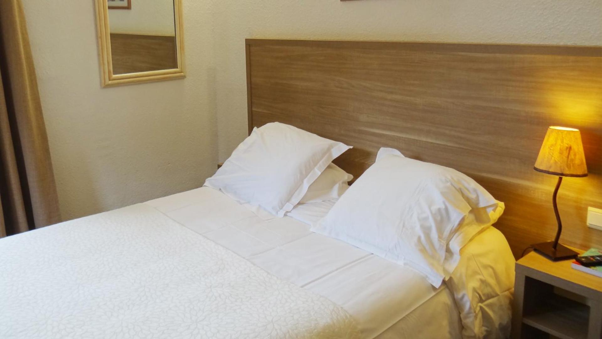 Standard Double Room - Photo 8