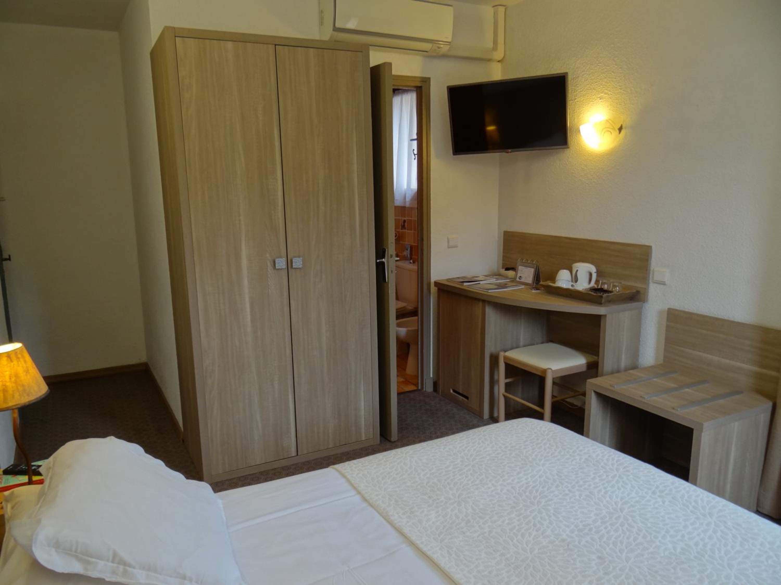 Standard Double Room - Photo 7
