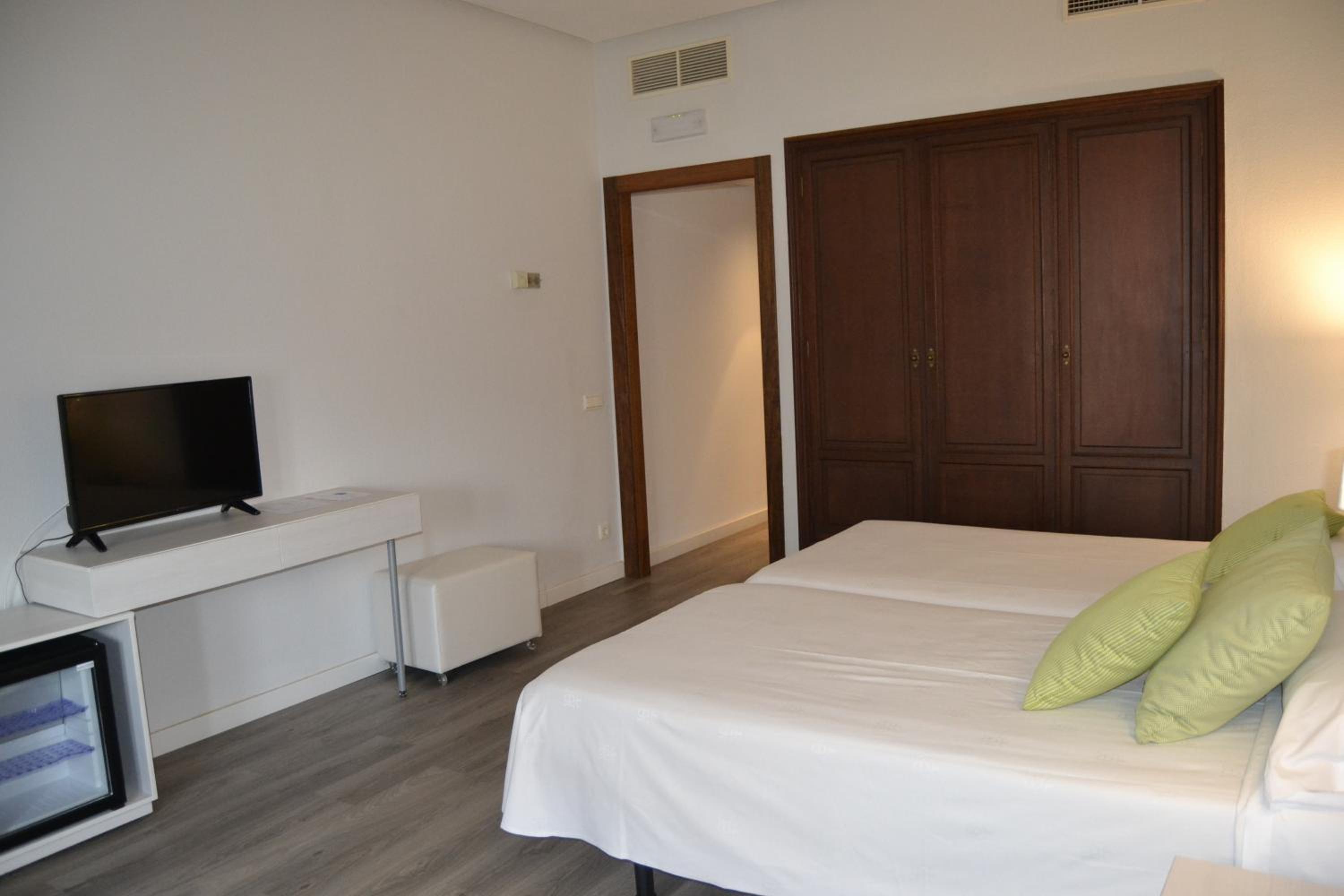 Standard Twin Room - Photo 2