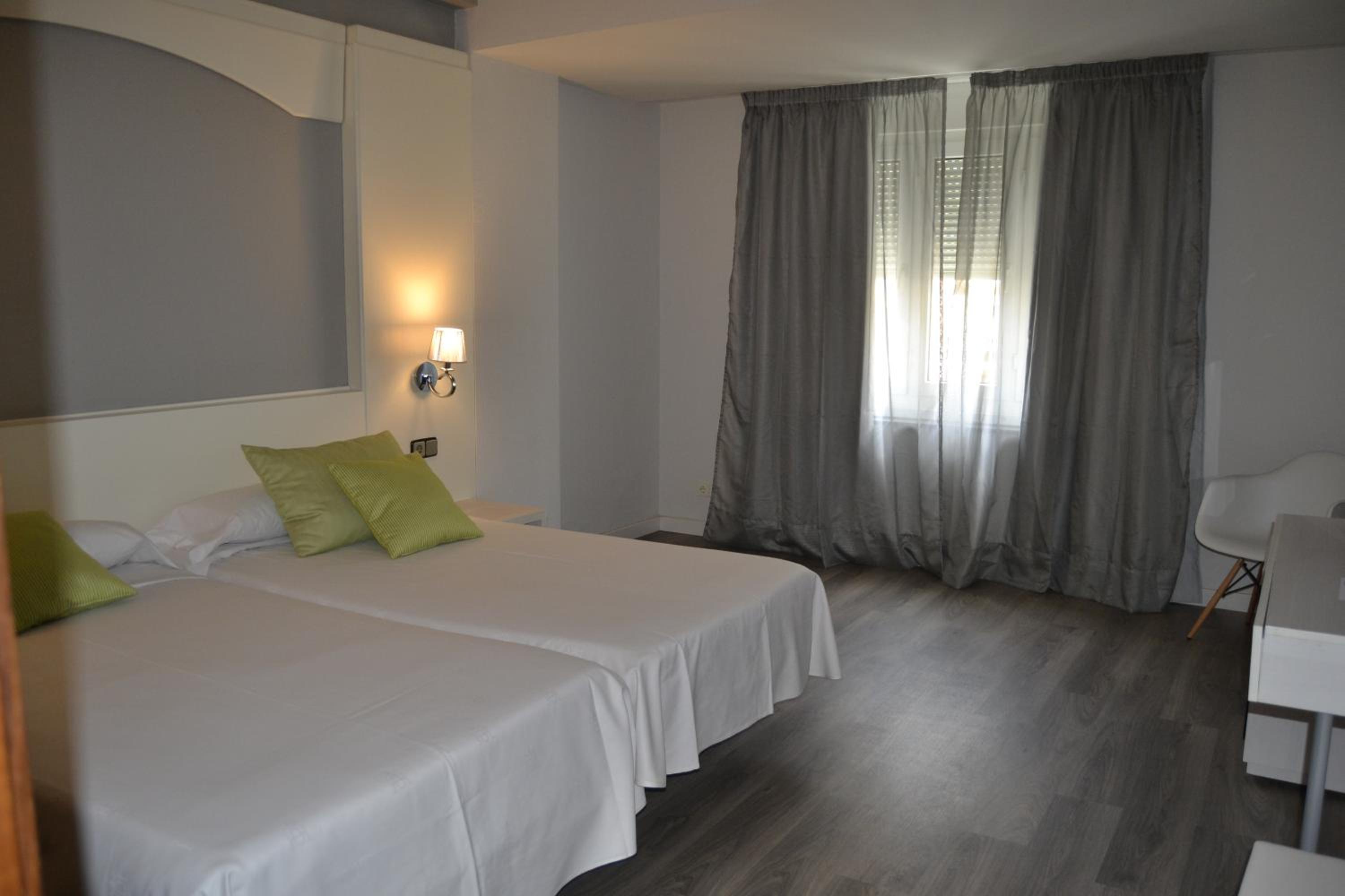 Standard Twin Room - Photo 3