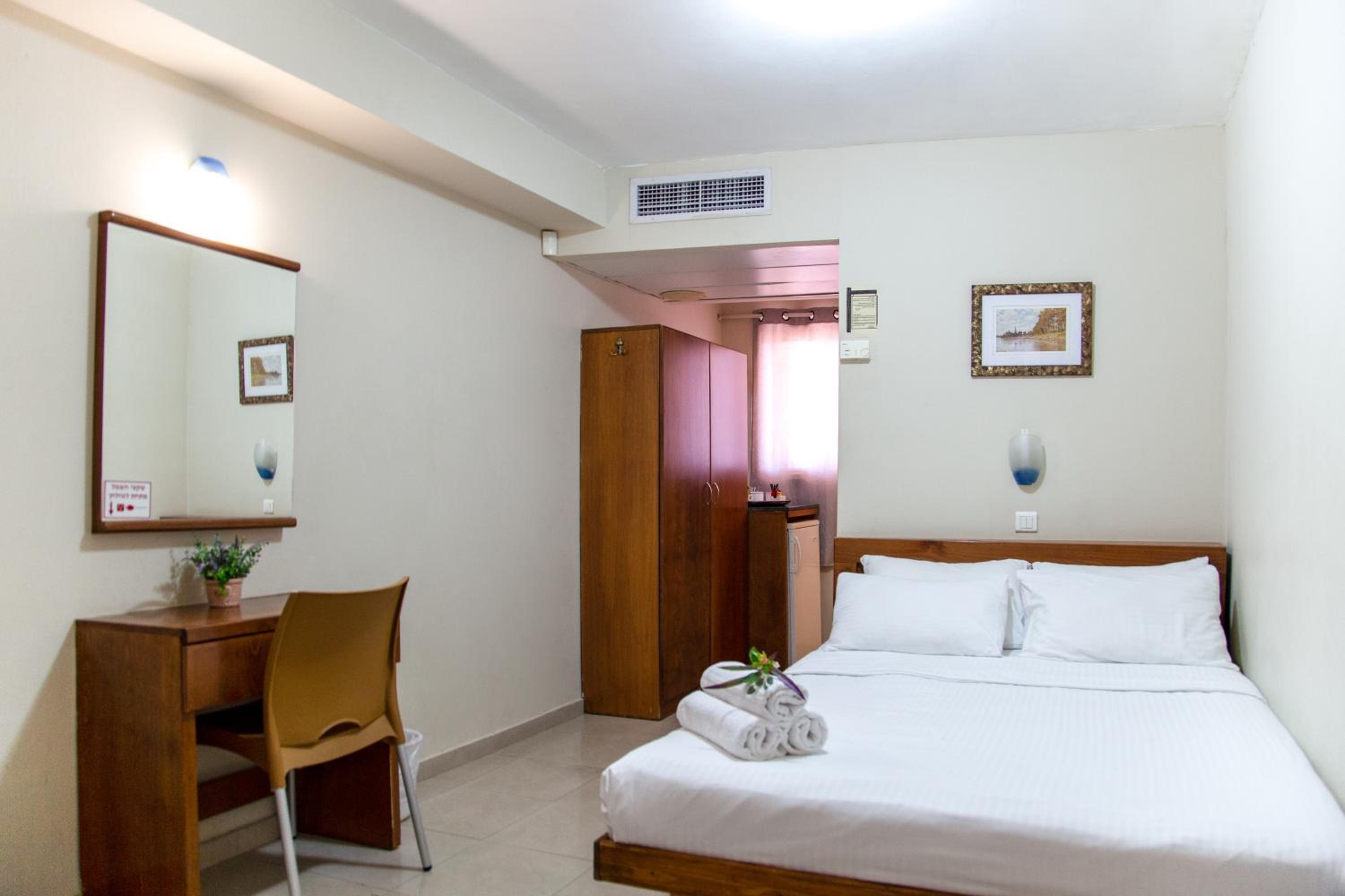 Basic Triple Room photo 2