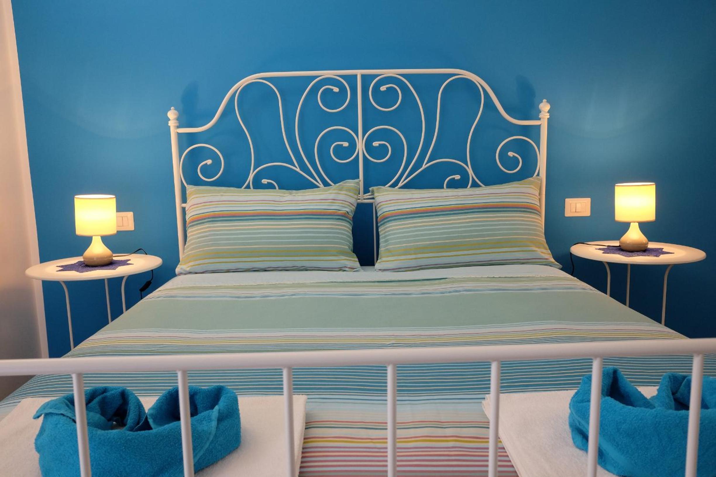 King Room with Balcony - Photo 11