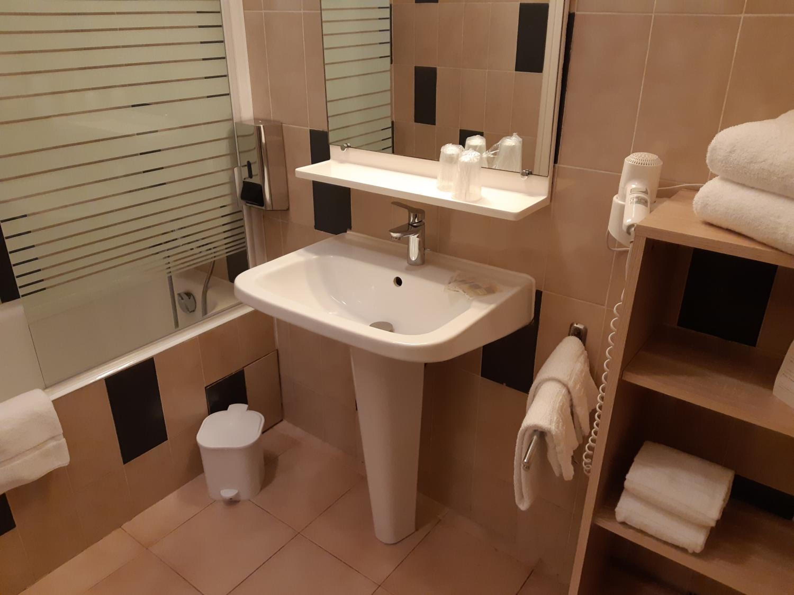 Quadruple Room - Photo 5