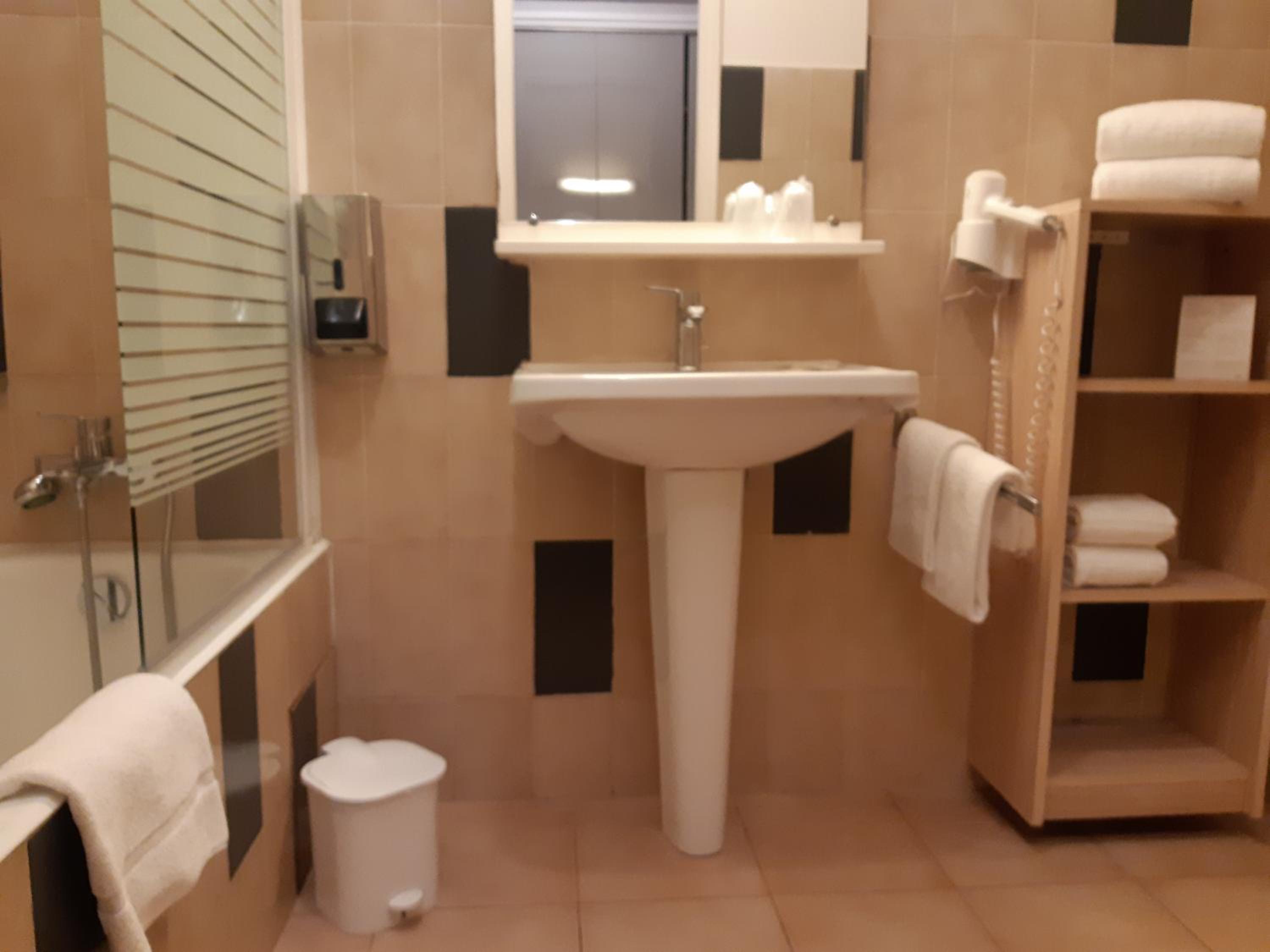 Quadruple Room with Sea View - Photo 10